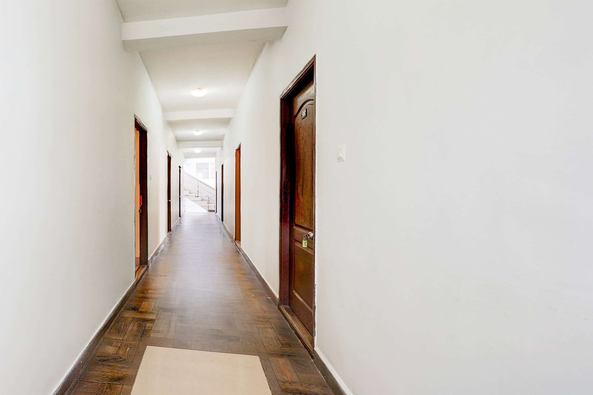 Ground floor: (bedroom(double bed, TV, seating area, air conditioning, Towels incl., telephone), bathroom(bathtub or shower, shower, washbasin, toilet, shampoo, body soap, hot water), Parking)