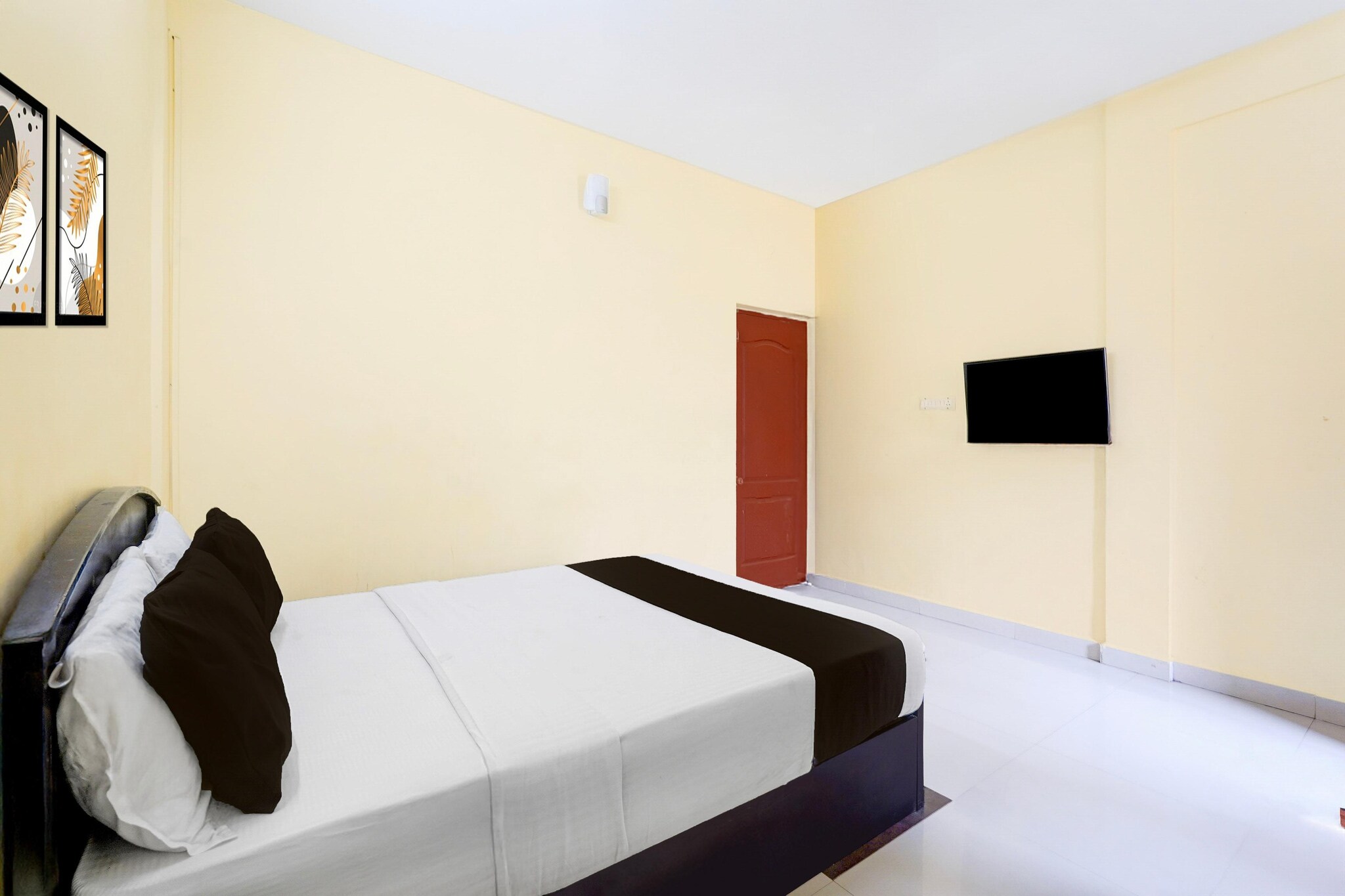 Situated within 13 km of Indian Institute of Technology, Madras and 14 km of Anna University, Super Hotel O ECR Injambakkam Formerly Nimalan Residency features rooms with air conditioning and a private bathroom in Chennai. This 2-star hotel offers room service, a 24-hour front desk and free WiFi. The hotel has family rooms.
The rooms at the hotel are fitted with a seating area, a flat-screen TV with satellite channels and a private bathroom with free toiletries and a bath or shower. All guest rooms have a desk.
Pondy Bazaar is 17 km from Super Hotel O ECR Injambakkam Formerly Nimalan Residency, while St. Thomas Mount is 18 km from the property. Chennai International Airport is 20 km away.
Unmarried couples are warmly welcome at this property.
Guests with local ID proof are warmly welcome.
"Early Check-In Policy: A full day’s room rate will be charged for check-ins before 6:00 AM. Complimentary early check-in is available between 6:00 AM and 10:00 AM, subject to room availability.
Check-in is only available to guests aged 18 and above. Please provide a government-issued ID to confirm your age.