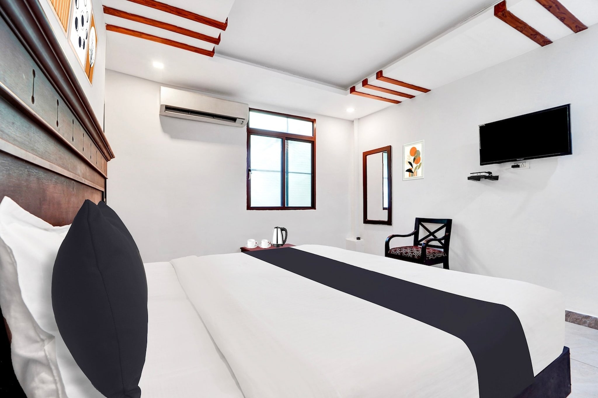Set within 30 km of Swaminarayan Akshardham and 31 km of Tughlaqabad Fort, Super Hotel O Ernakulam Near North Railway Station offers rooms with air conditioning and a private bathroom in Ernakulam. Among the facilities at this property are a shared kitchen and room service, along with free WiFi throughout the property. The property is non-smoking and is located 32 km from Humayun's Tomb.
The units at the hotel come with a seating area, a flat-screen TV with satellite channels and a private bathroom with free toiletries and a shower. All units feature a desk.
Speaking English and Hindi at the reception, staff will be happy to provide guests with practical information on the area.
Pragati Maidan is 33 km from Super Hotel O Ernakulam Near North Railway Station, while National Gandhi Museum is 36 km away. Cochin International Airport is 25 km from the property.
Unmarried couples are warmly welcome at this property.
Guests with local ID proof are warmly welcome.
Apologies, but we are currently unable to host foreign nationals at this property.
"Early Check-In Policy: A full day’s room rate will be charged for check-ins before 6:00 AM. Complimentary early check-in is available between 6:00 AM and 10:00 AM, subject to room availability.
Check-in is only available to guests aged 18 and above. Please provide a government-issued ID to confirm your age.