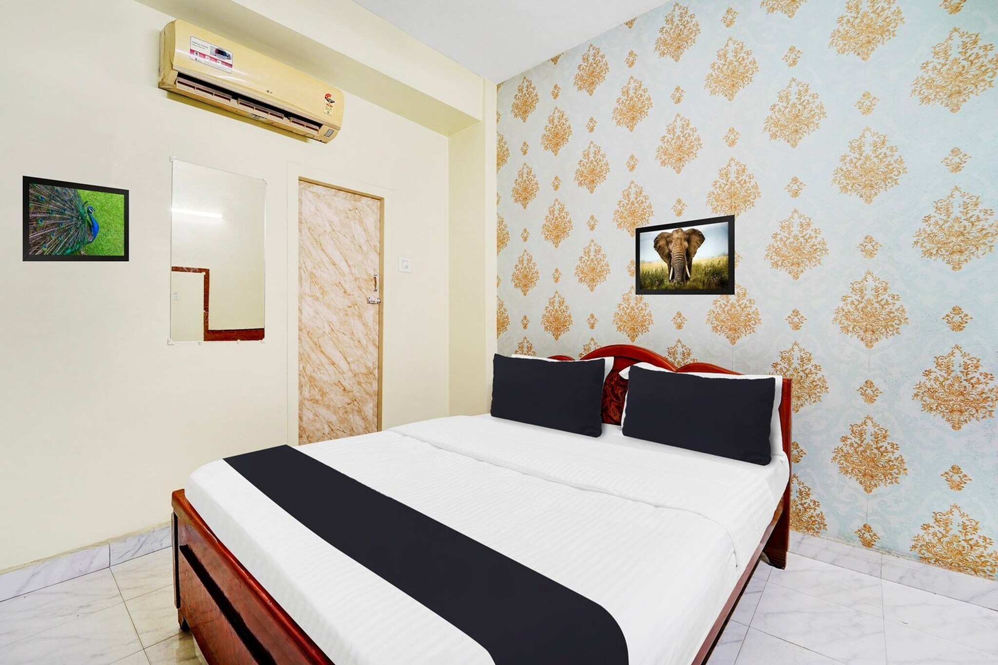 Super Hotel O Erode Bus Stand is offering accommodation in Erode. This 3-star hotel offers room service, a 24-hour front desk and free WiFi. The hotel has family rooms.
All guest rooms at the hotel come with a seating area, a flat-screen TV with satellite channels and a private bathroom with free toiletries and a bath or shower. The units at Super Hotel O Erode Bus Stand feature air conditioning and a desk.
Salem Airport is 83 km from the property.
Unmarried couples are warmly welcome at this property.
Guests with local ID proof are warmly welcome.
Apologies, but we are currently unable to host foreign nationals at this property.
Early Check-In Policy: A full day’s room rate will be charged for check-ins before 6:00 AM. Complimentary early check-in is available between 6:00 AM and 10:00 AM, subject to room availability.
Check-in is only available to guests aged 18 and above. Please provide a government-issued ID to confirm your age.