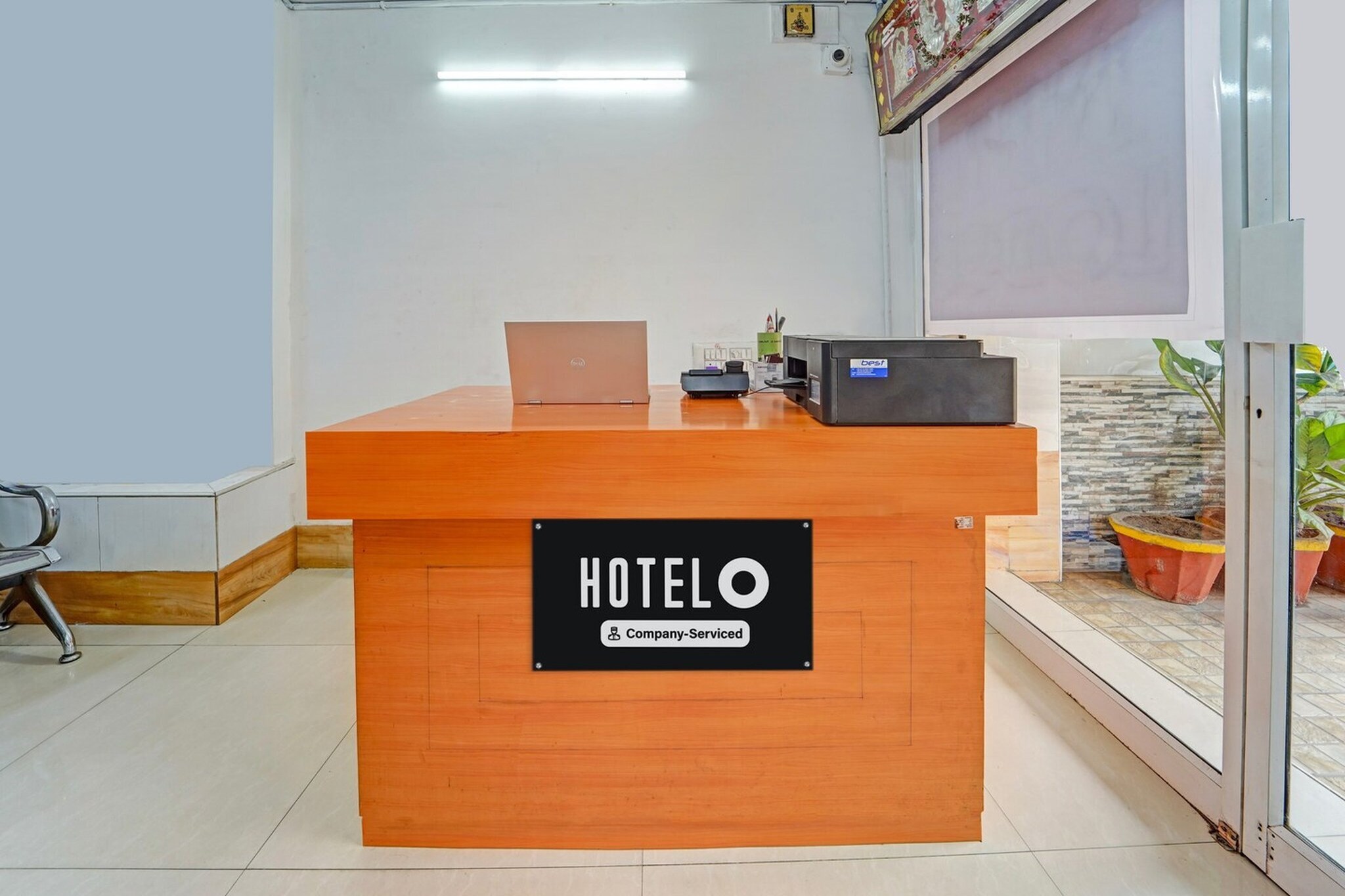 Ground floor: (bedroom(double bed, TV, seating area, air conditioning, Towels incl., telephone), bathroom(bathtub or shower, shower, washbasin, toilet, shampoo, body soap, hot water), Parking)