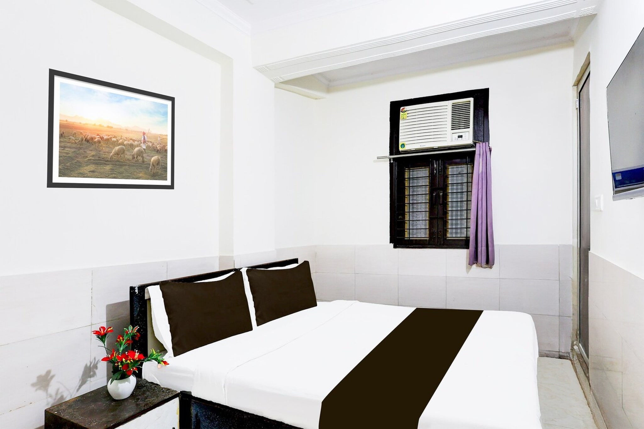 Super Hotel O Fazalpur features accommodation in JÄmb. Among the facilities at this property are room service and a 24-hour front desk, along with free WiFi throughout the property. The hotel has family rooms.
All rooms at the hotel are fitted with a seating area, a flat-screen TV with satellite channels and a private bathroom with free toiletries and a bath or shower. The units at Super Hotel O Fazalpur have air conditioning and a desk.
Dr. Babasaheb Ambedkar International Airport is 98 km from the property.
Unmarried couples are warmly welcome at this property.
                 
Guests with local ID proof are warmly welcome.
"Early Check-In Policy: A full day’s room rate will be charged for check-ins before 6:00 AM. Complimentary early check-in is available between 6:00 AM and 10:00 AM, subject to room availability.
Check-in is only available to guests aged 18 and above. Please provide a government-issued ID to confirm your age.