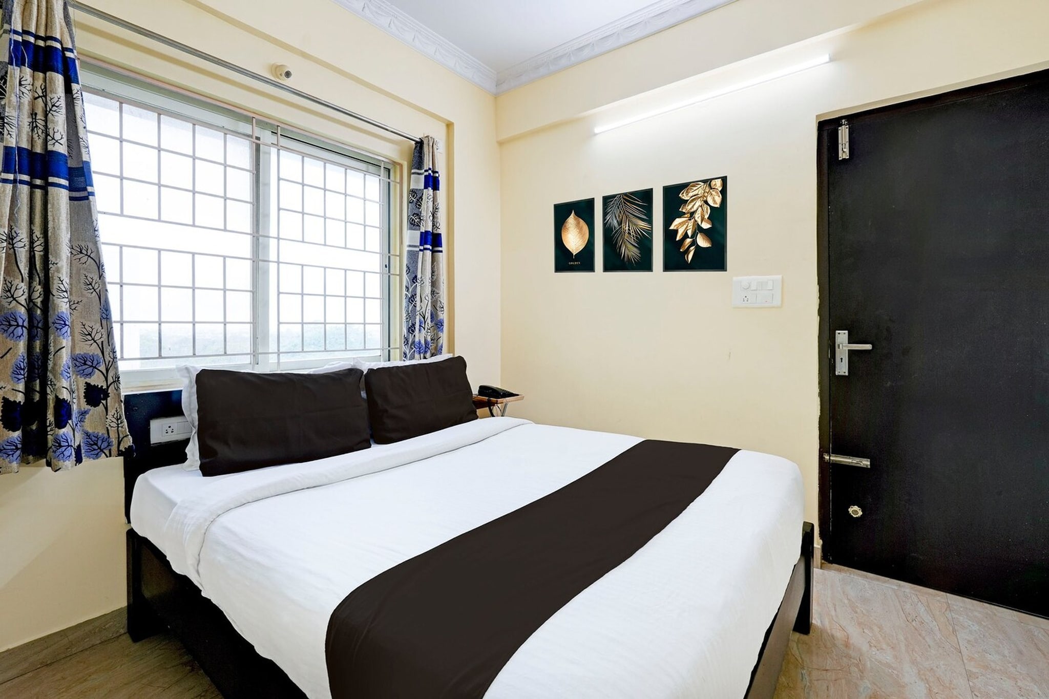 Located in Bangalore and with ISKCON Hare Krishna Temple reachable within 11 km, Super Hotel O Ganakkal Near BGS Hospital Junction formerly Omkar Global Inn provides a fitness centre, non-smoking rooms, free WiFi throughout the property and a shared lounge. The property is set 12 km from Bull Temple, 13 km from Bangalore City Railway Station and 15 km from Wonderla. The accommodation offers a shared kitchen, room service and luggage storage for guests.
Guest rooms at the hotel are equipped with a seating area, a flat-screen TV with satellite channels and a private bathroom with free toiletries and a bath or shower. The units at Super Hotel O Ganakkal Near BGS Hospital Junction formerly Omkar Global Inn include air conditioning and a desk.
Staff at the accommodation are always available to provide guidance at the reception.
Cubbon Park is 15 km from Super Hotel O Ganakkal Near BGS Hospital Junction formerly Omkar Global Inn, while Kanteerava Indoor Stadium is 15 km away. Kempegowda International Airport is 51 km from the property.
Unmarried couples are warmly welcome at this property.
Guests with local ID proof are warmly welcome.
"Early Check-In Policy: A full day’s room rate will be charged for check-ins before 6:00 AM. Complimentary early check-in is available between 6:00 AM and 10:00 AM, subject to room availability.
Check-in is only available to guests aged 18 and above. Please provide a government-issued ID to confirm your age.