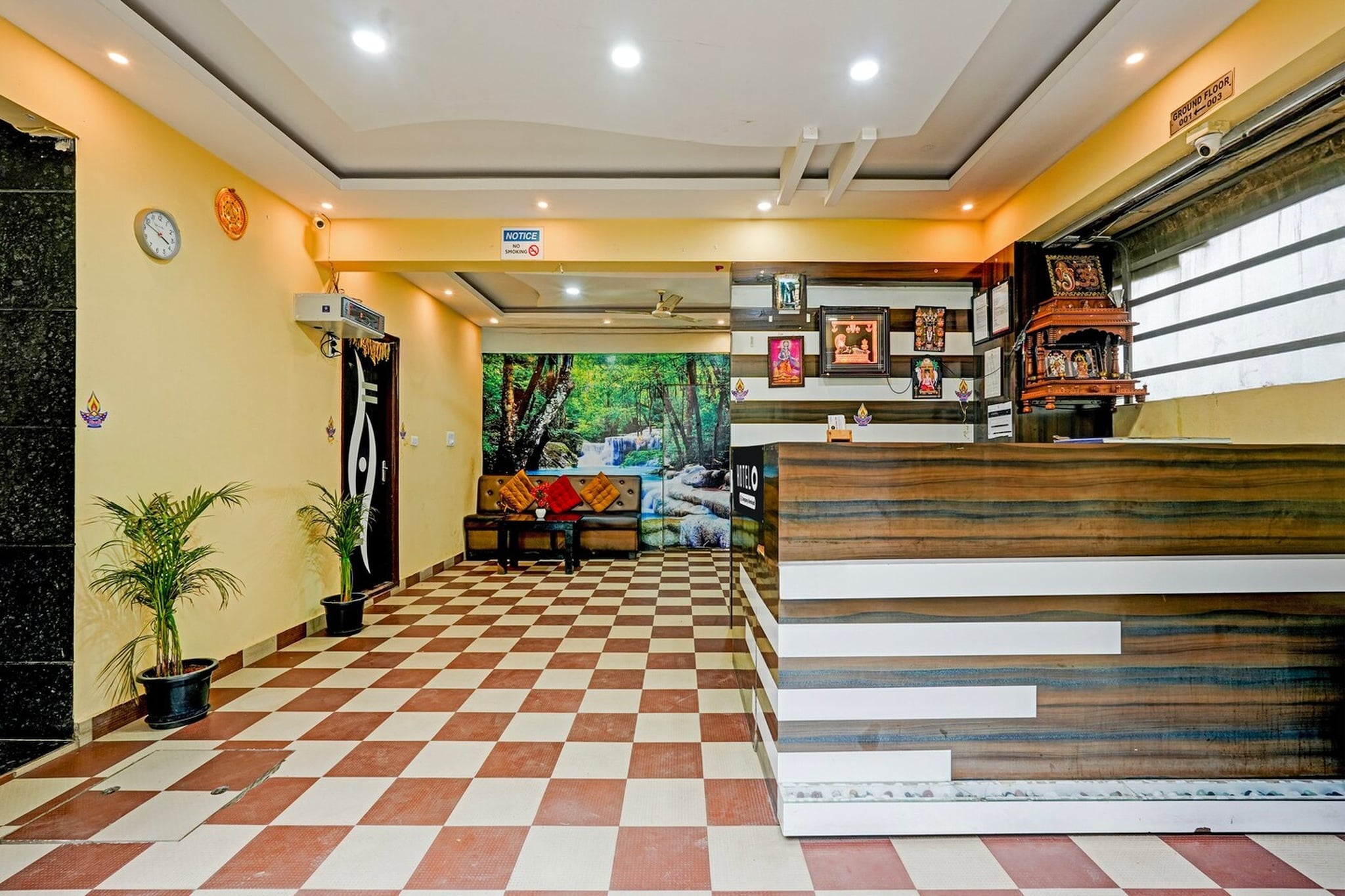 Ground floor: (bedroom(double bed, TV, seating area, air conditioning, Towels incl., telephone), bathroom(bathtub or shower, shower, washbasin, toilet, shampoo, body soap, hot water), Parking, fitness equipment, lift)