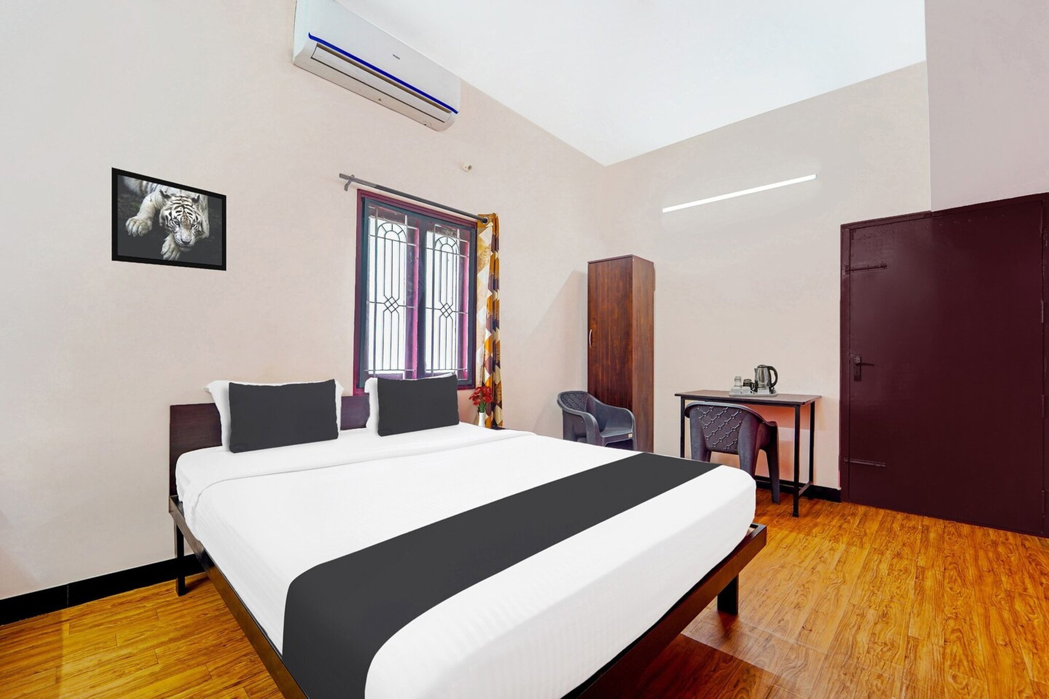 Situated within 6.8 km of Codissia Trade Fair Complex and 7.3 km of Coimbatore Junction, Super Hotel O Ganapathy Athipalayam Pirivu Road features rooms with air conditioning and a private bathroom in Pīlamedu. Among the facilities at this property are room service and a 24-hour front desk, along with free WiFi throughout the property. The property is non-smoking and is set 13 km from Podanur Junction.
All rooms at the hotel are fitted with a seating area, a flat-screen TV with satellite channels and a private bathroom with free toiletries and a bath or shower. All guest rooms have a desk.
Coimbatore International Airport is 12 km from the property.
Unmarried couples are warmly welcome at this property.
Guests with local ID proof are warmly welcome.
"Early Check-In Policy: A full day’s room rate will be charged for check-ins before 6:00 AM. Complimentary early check-in is available between 6:00 AM and 10:00 AM, subject to room availability.
Check-in is only available to guests aged 18 and above. Please provide a government-issued ID to confirm your age.