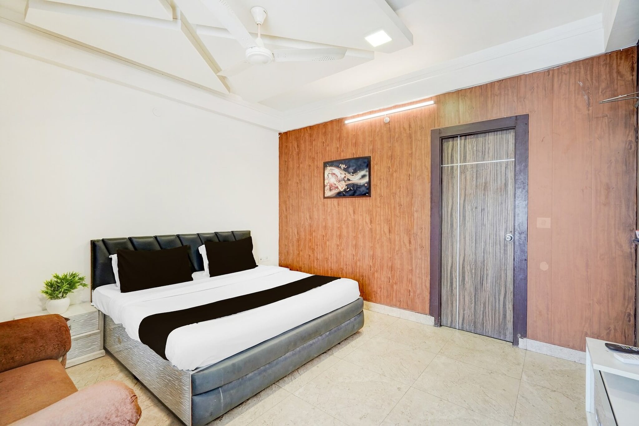 Comfortable Accommodations: Super Hotel O GMS Road Near Bus Stand in Dehradun offers family rooms with air-conditioning, private bathrooms, work desks, and seating areas. Each room includes free toiletries, a bath or shower, TV, and tiled floors.

Essential Facilities: Guests enjoy free WiFi, a lift, 24-hour front desk, housekeeping service, room service, and luggage storage. The hotel provides continental breakfast and a variety of amenities to ensure a pleasant stay.

Convenient Location: Located 26 km from Dehradun Airport, the hotel is near Gun Hill Point (32 km), Dehradun Station (4 km), Indian Military Academy (6 km), and Rajaji National Park (25 km). Nearby attractions include Dehradun Clock Tower and Mussoorie Mall Road.

Unmarried couples are warmly welcome at this property.                 
Guests with local ID proof are warmly welcome.
Early Check-In Policy: A full dayâ€™s room rate will be charged for check-ins before 6:00 AM. Complimentary early check-in is available between 6:00 AM and 10:00 AM, subject to room availability.

Check-in is only available to guests aged 18 and above. Please provide a government-issued ID to confirmÂ yourÂ age.