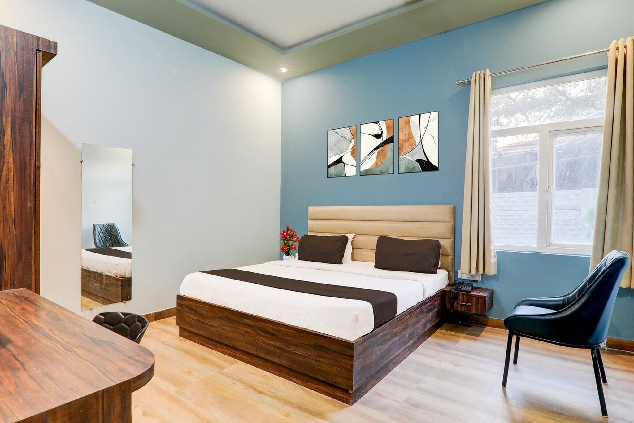 Ground floor: (bedroom(double bed, TV, seating area, air conditioning, Towels incl., telephone, Floor mattress), bathroom(bathtub or shower, shower, washbasin, toilet, shampoo, body soap, hot water), Parking, lift)