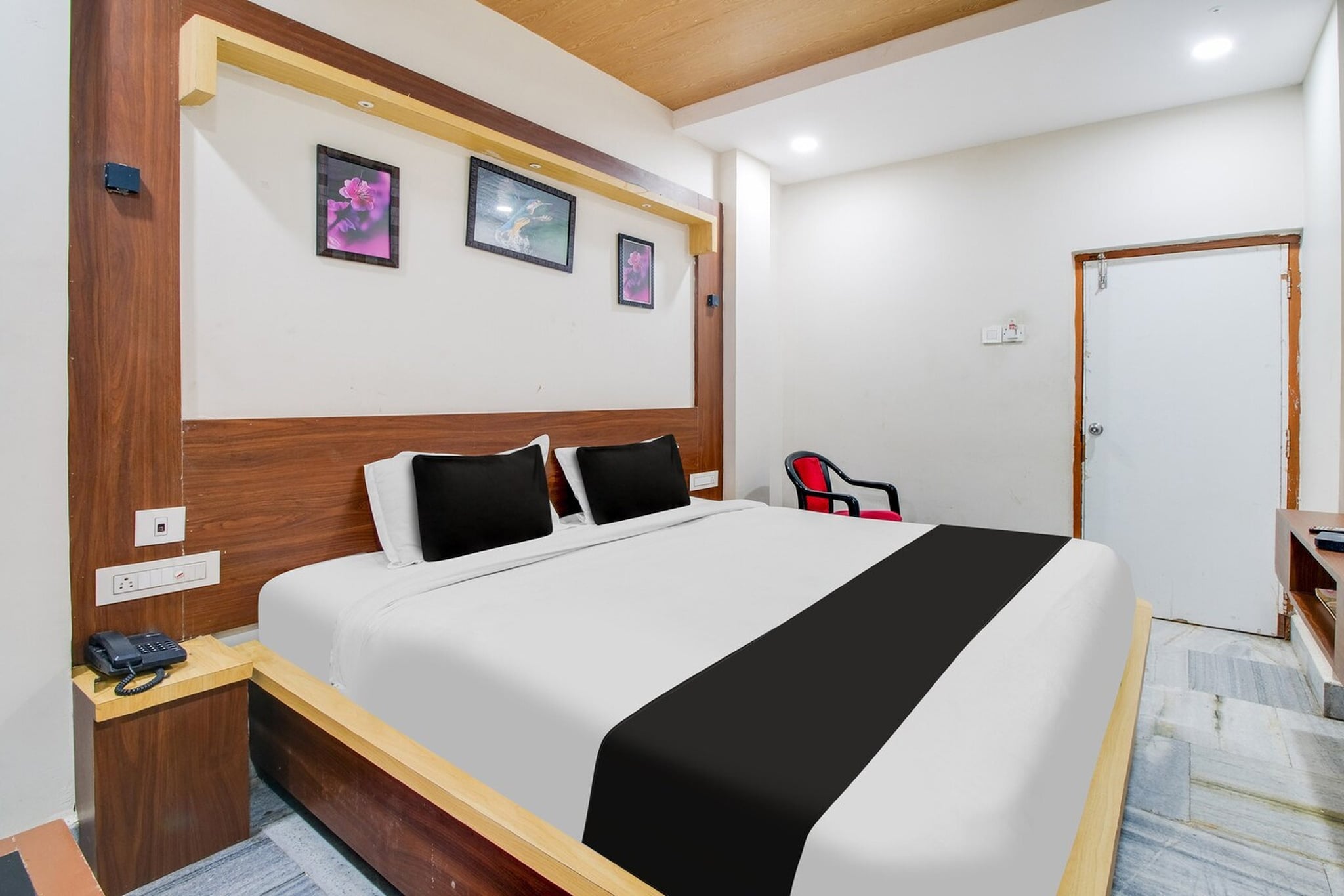 Ground floor: (bedroom(double bed, TV, seating area, seating area, air conditioning, telephone), bathroom(bathtub or shower, shower, washbasin, toilet, Towels incl., shampoo, body soap, hot water), Parking)