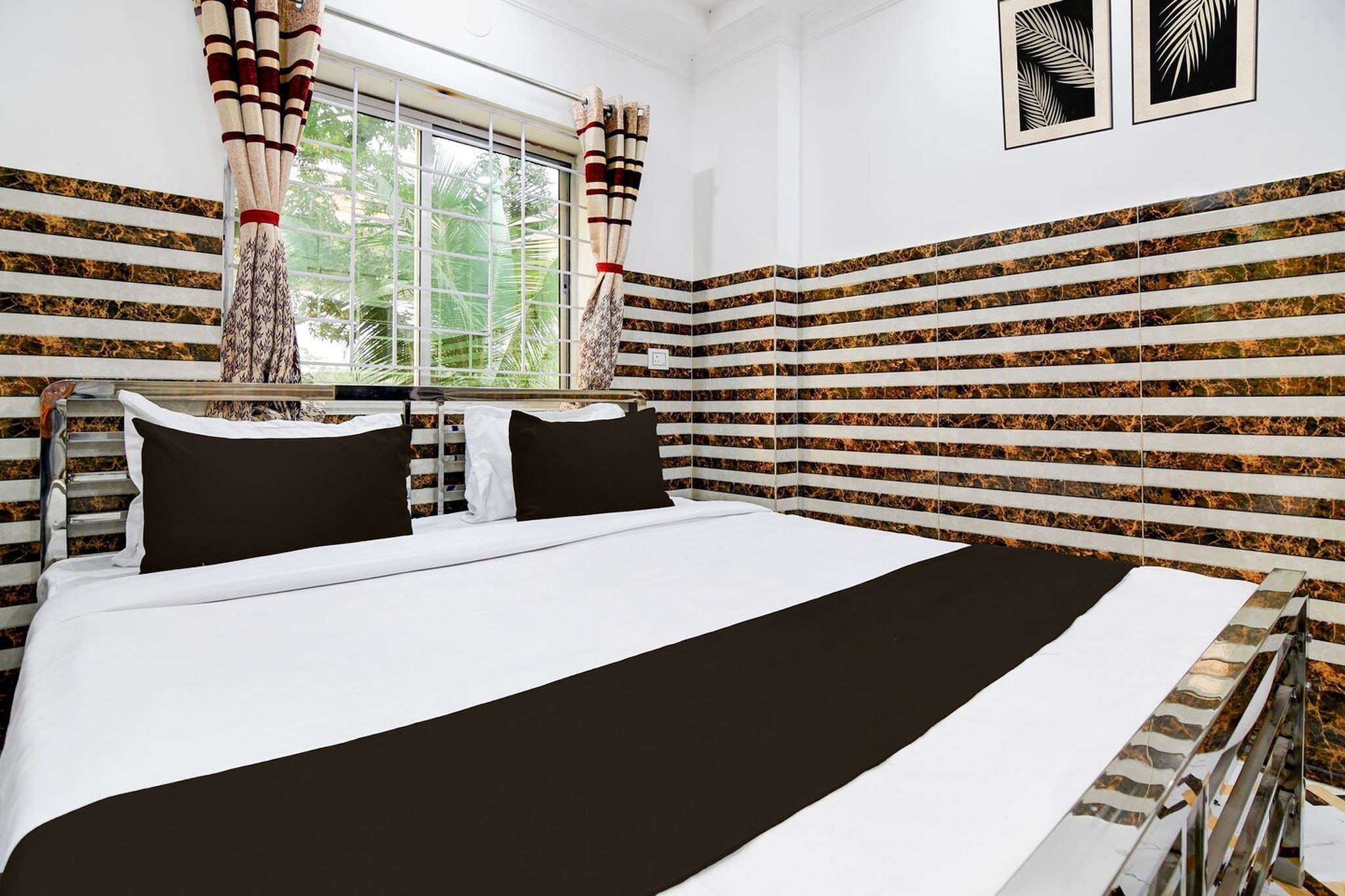 Ground floor: (bedroom(double bed, TV, seating area, seating area, air conditioning, telephone), bathroom(bathtub or shower, shower, washbasin, toilet, Towels incl., shampoo, body soap, hot water), Parking)