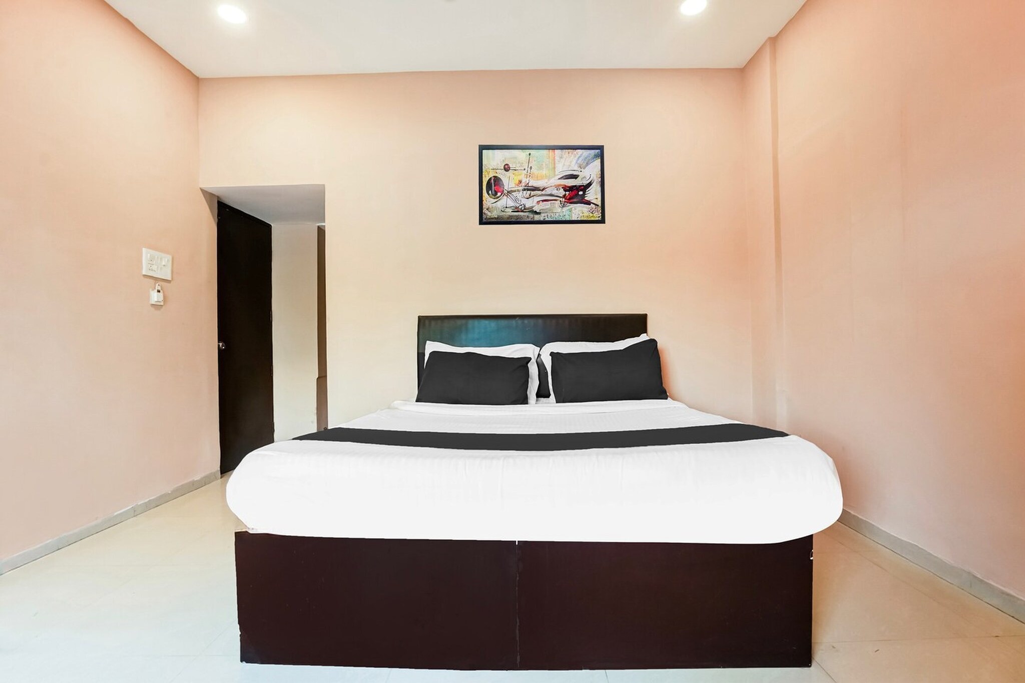 Ground floor: (bedroom(double bed, TV, seating area, seating area, air conditioning, telephone), bathroom(bathtub or shower, shower, washbasin, toilet, Towels incl., shampoo, body soap, hot water), Parking, Laundry Package for a fee)
