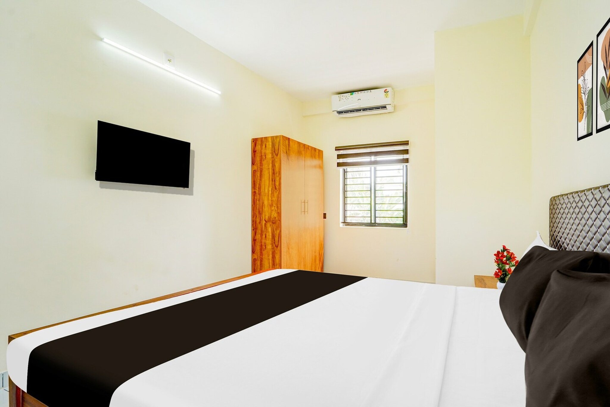 Comfortable Accommodations: Super Hotel O HMT Colony Kochi in Kochi offers family rooms with air-conditioning, private bathrooms, work desks, and free WiFi throughout the property. Each room includes a seating area, TV, and free toiletries.
Convenient Facilities: Guests can enjoy a lounge, 24-hour front desk, room service, and a continental breakfast. Additional amenities include a workout area, tiled floors, and a wardrobe.
Prime Location: Located 16 km from Cochin International Airport, the hotel is near attractions such as Kochi Biennale (30 km), Cochin Shipyard (19 km), and Kerala Museum (7 km).
Unmarried couples are warmly welcome at this property.
Guests with local ID proof are warmly welcome.
Early Check-In Policy: A full day’s room rate will be charged for check-ins before 6:00 AM. Complimentary early check-in is available between 6:00 AM and 10:00 AM, subject to room availability.
Check-in is only available to guests aged 18 and above. Please provide a government-issued ID to confirm your age.