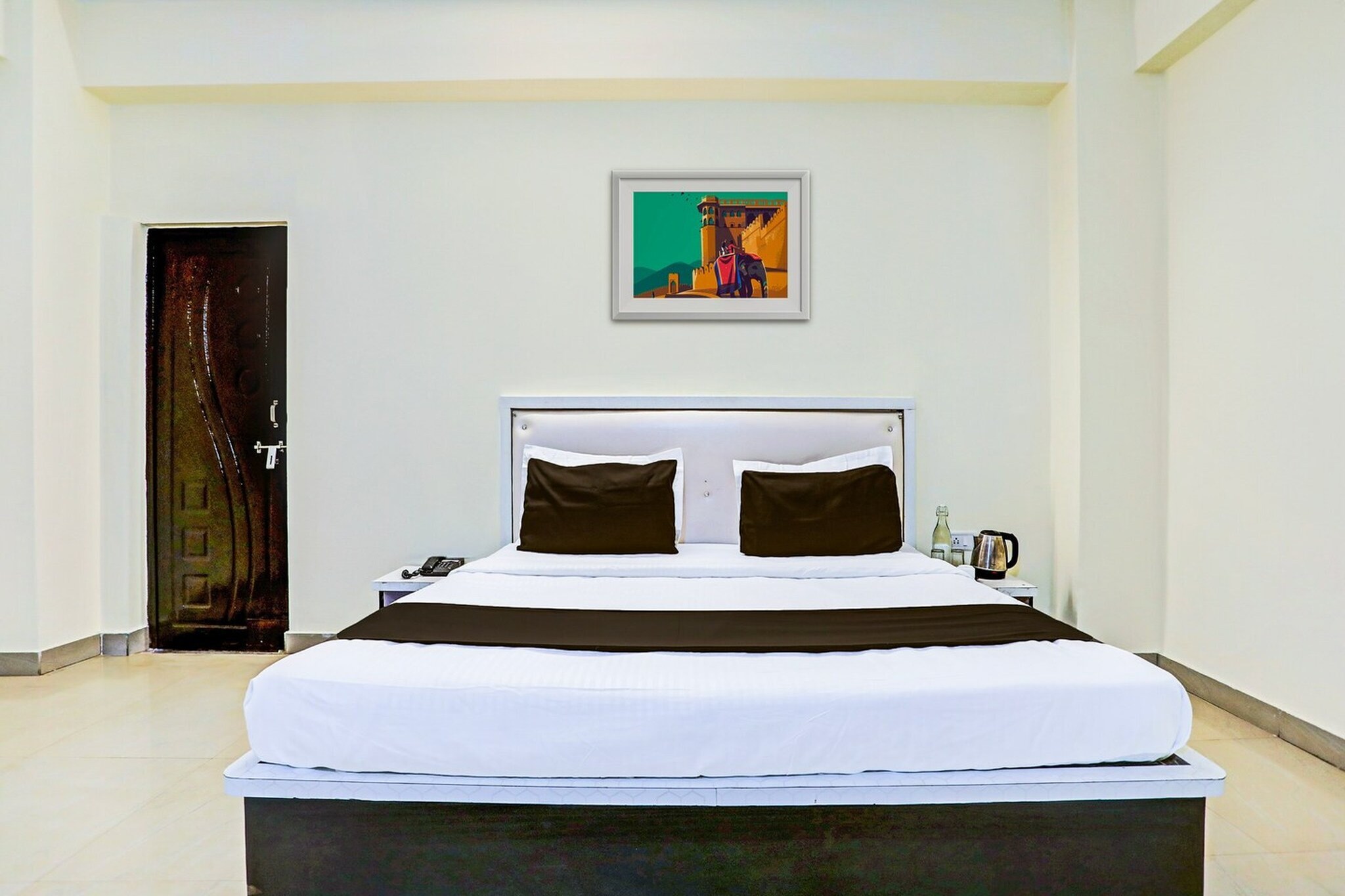 Ground floor: (bedroom(double bed, TV, seating area, seating area, air conditioning, telephone), bathroom(bathtub or shower, shower, washbasin, toilet, Towels incl., shampoo, body soap, hot water), Parking)