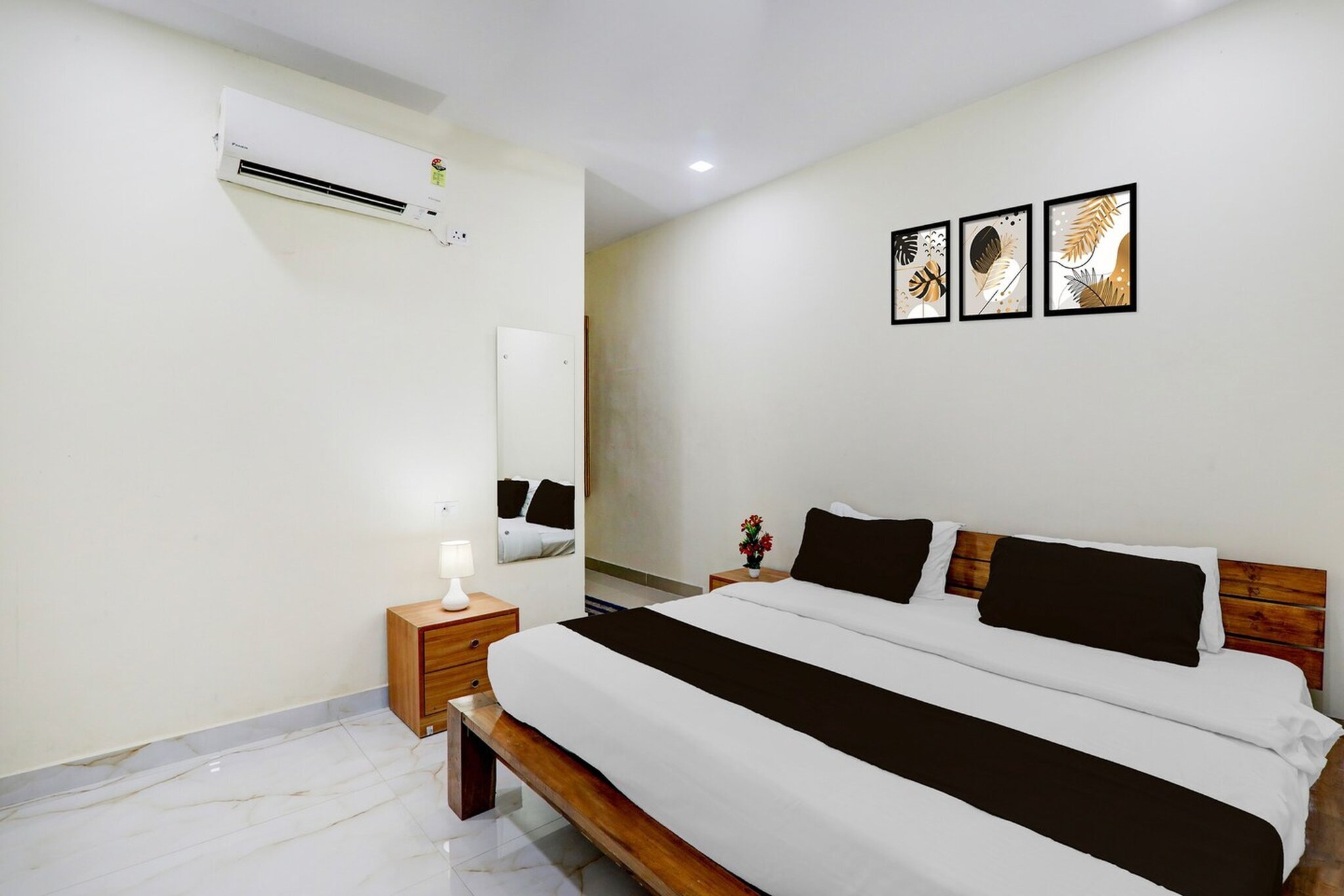 Comfortable Accommodations: Super Hotel O IIM Road Lucknow in Lucknow offers family rooms with air-conditioning, private bathrooms, work desks, and seating areas. Each room includes free toiletries, a shower, TV, and wardrobe.

Essential Facilities: Guests enjoy free WiFi throughout the property, a lift, 24-hour front desk, housekeeping service, and room service. The hotel provides a welcoming environment with English and Hindi spoken at reception.

Convenient Location: Located 23 km from Chaudhary Charan Singh International Airport, the hotel is near attractions such as Lucknow University (9 km), KD Singh Stadium (10 km), and Lucknow Junction Railway Station (14 km).

Unmarried couples are warmly welcome at this property.
Guests with local ID proof are warmly welcome.
Early Check-In Policy: A full day’s room rate will be charged for check-ins before 6:00 AM. Complimentary early check-in is available between 6:00 AM and 10:00 AM, subject to room availability.

Check-in is only available to guests aged 18 and above. Please provide a government-issued ID to confirm your age.