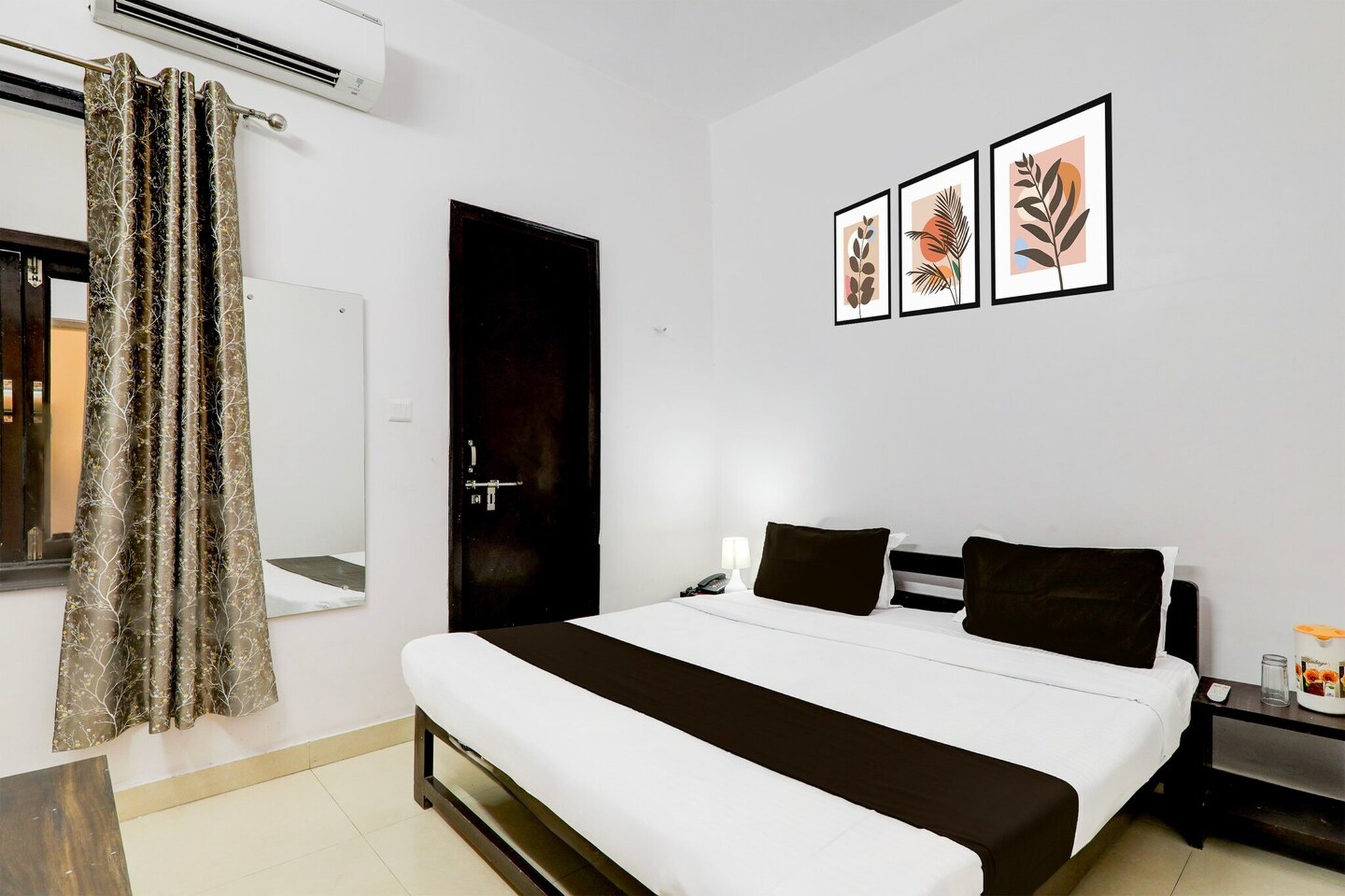 Ground floor: (bedroom(double bed, TV, seating area, seating area, air conditioning, telephone), bathroom(bathtub or shower, shower, washbasin, toilet, Towels incl., shampoo, body soap, hot water), Parking)