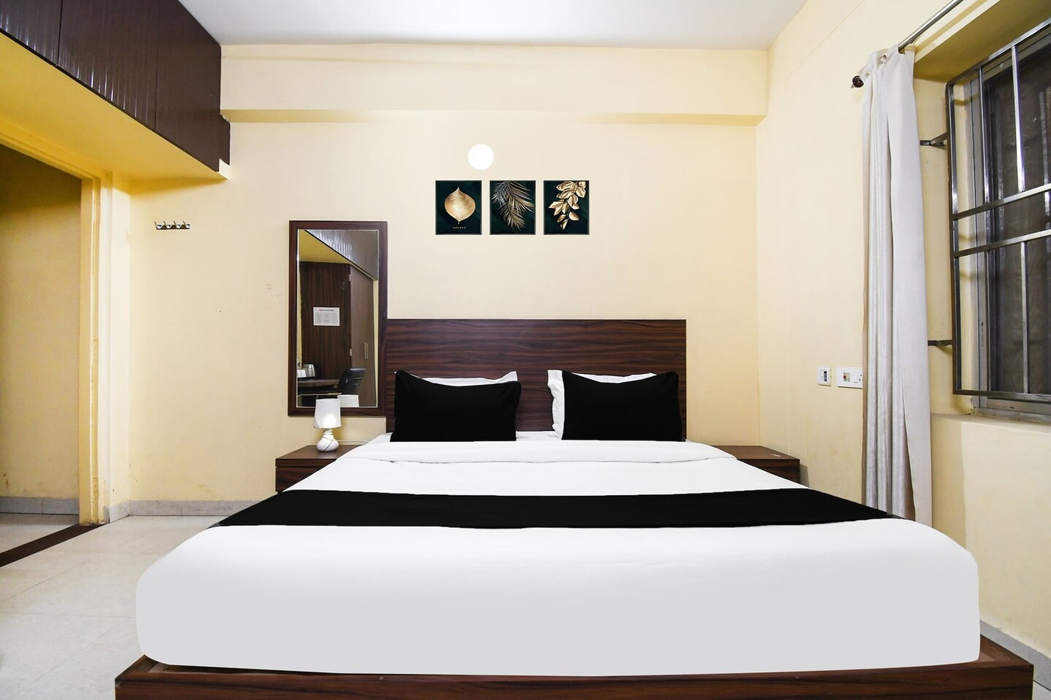 Ground floor: (bedroom(double bed, TV, seating area, seating area, air conditioning, telephone), bathroom(bathtub or shower, shower, washbasin, toilet, Towels incl., shampoo, body soap, hot water), Parking)