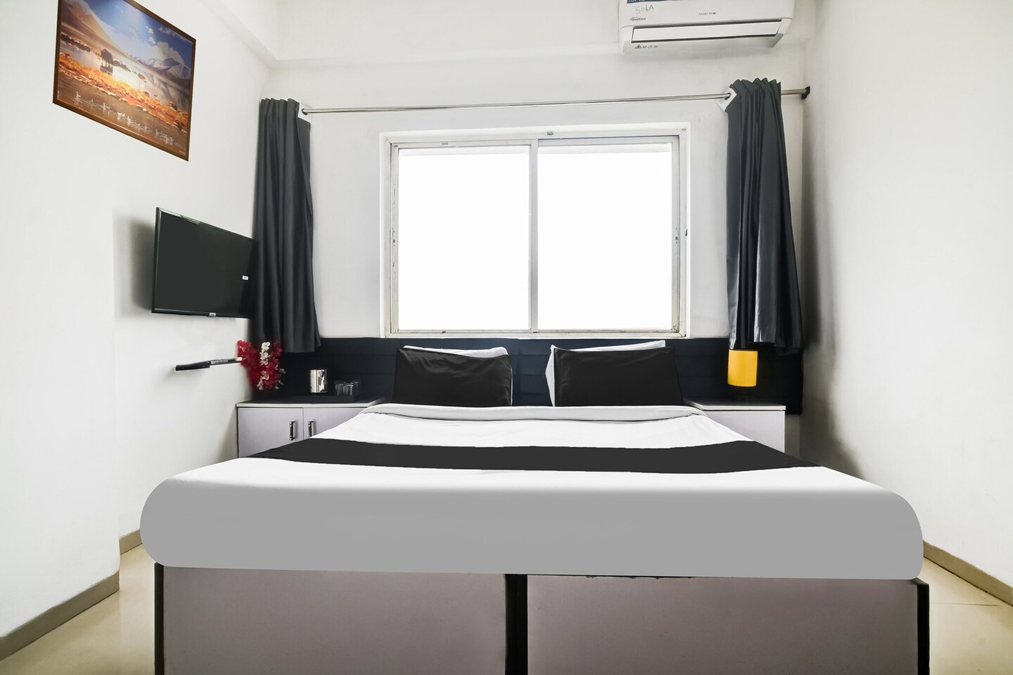 Ground floor: (bedroom(double bed, TV, seating area, seating area, air conditioning, telephone), bathroom(bathtub or shower, shower, washbasin, toilet, Towels incl., shampoo, body soap, hot water), Parking, lift)