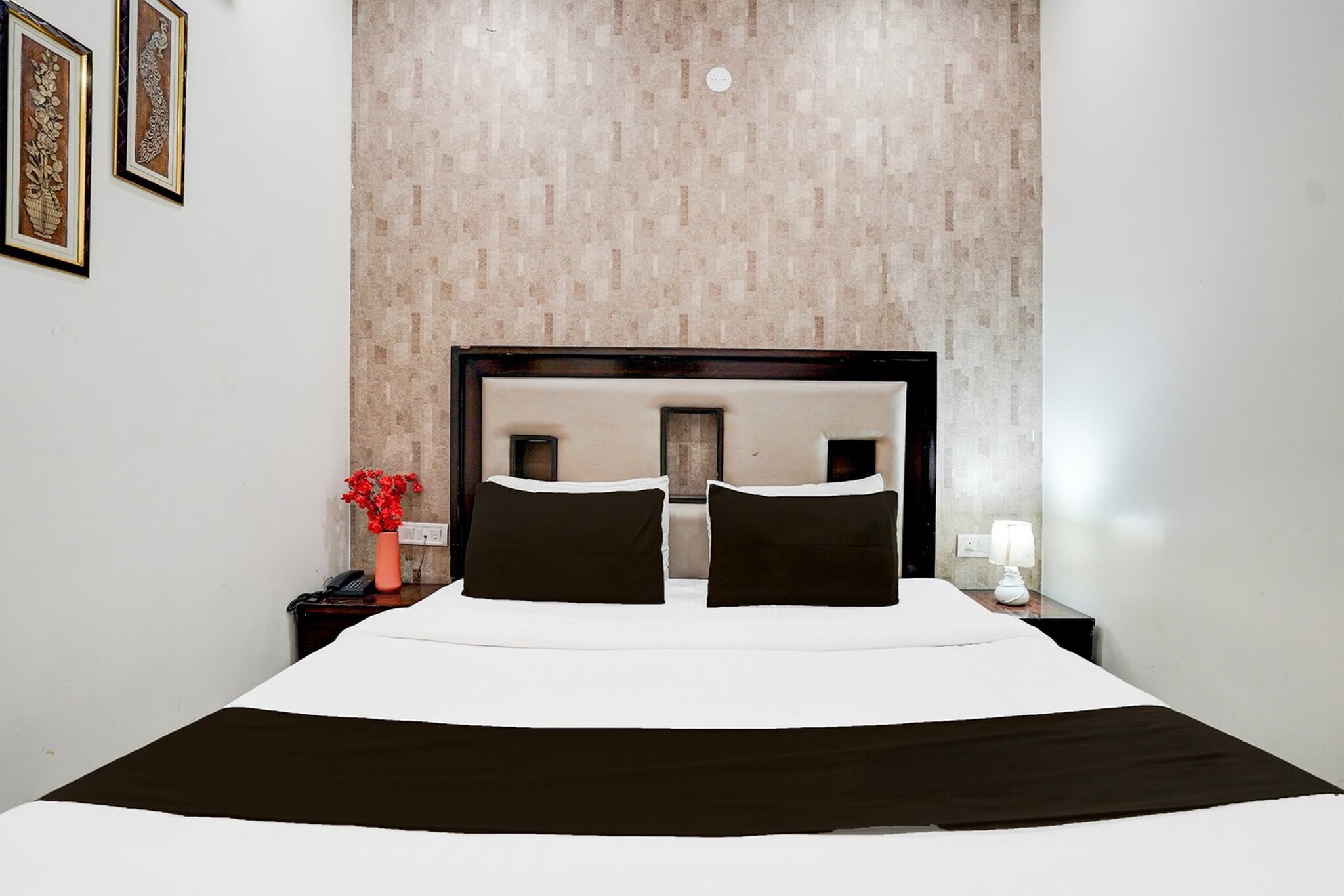 Ground floor: (bedroom(double bed, TV, seating area, seating area, air conditioning, telephone), bathroom(bathtub or shower, shower, washbasin, toilet, Towels incl., shampoo, body soap, hot water), Parking, lift)