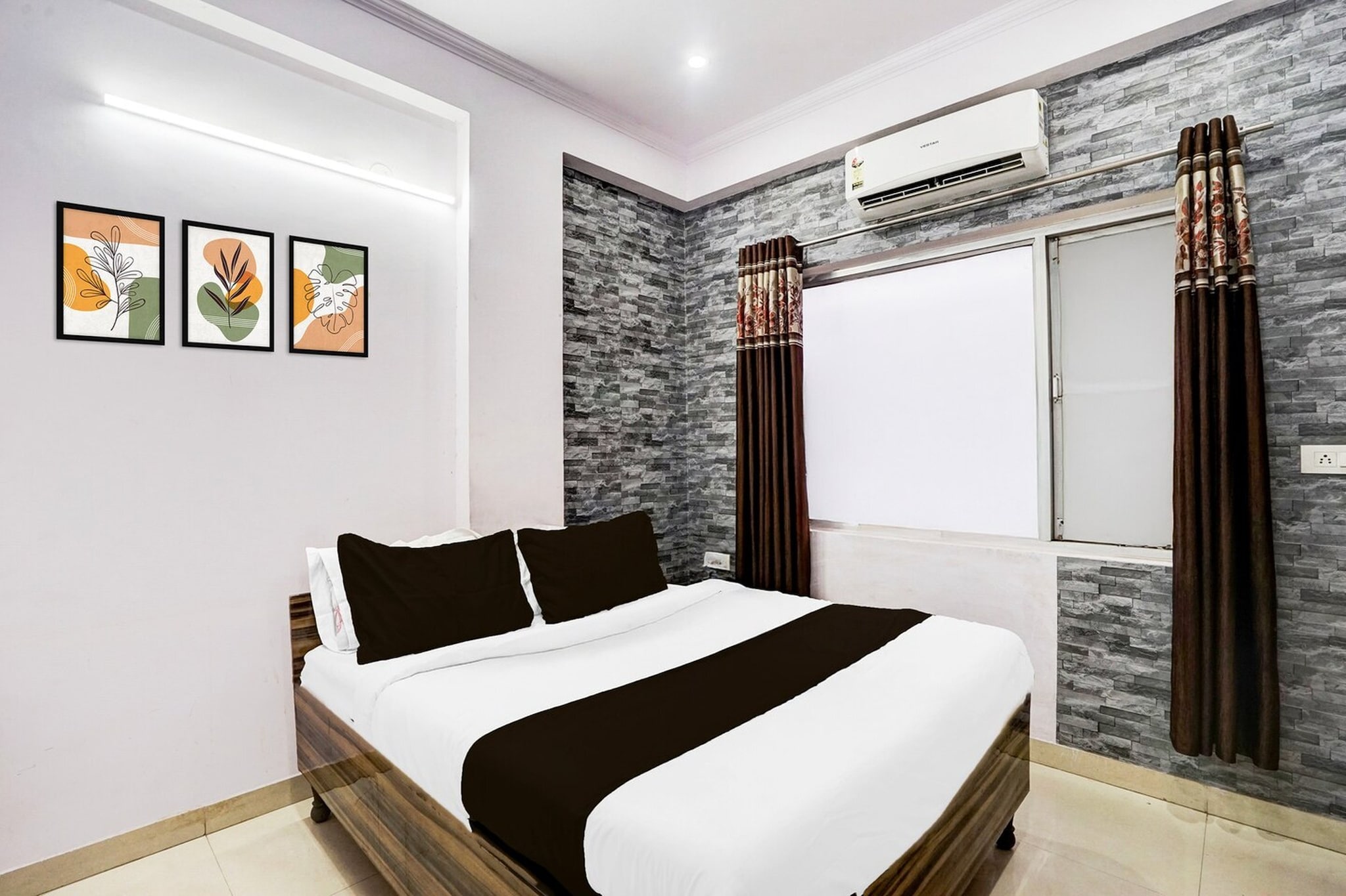 Comfortable Accommodations: Super Hotel O Jagatpura Near JTM Mall Formerly Royan Inn in Jaipur offers family rooms with air-conditioning, private bathrooms, work desks, and free WiFi throughout the property.
Convenient Facilities: Guests enjoy a lounge, lift, 24-hour front desk, shared kitchen, housekeeping service, outdoor seating area, room service, and luggage storage.
Dining Options: A continental breakfast is served daily.
Prime Location: Located a few steps from Jaipur International Airport, the hotel is 10 km from Birla Mandir Temple and 11 km from Govind Dev Ji Temple. Nearby attractions include City Palace and Jantar Mantar.
Unmarried couples are warmly welcome at this property.
Guests with local ID proof are warmly welcome.
Early Check-In Policy: A full day’s room rate will be charged for check-ins before 6:00 AM. Complimentary early check-in is available between 6:00 AM and 10:00 AM, subject to room availability.
Check-in is only available to guests aged 18 and above. Please provide a government-issued ID to confirm your age.