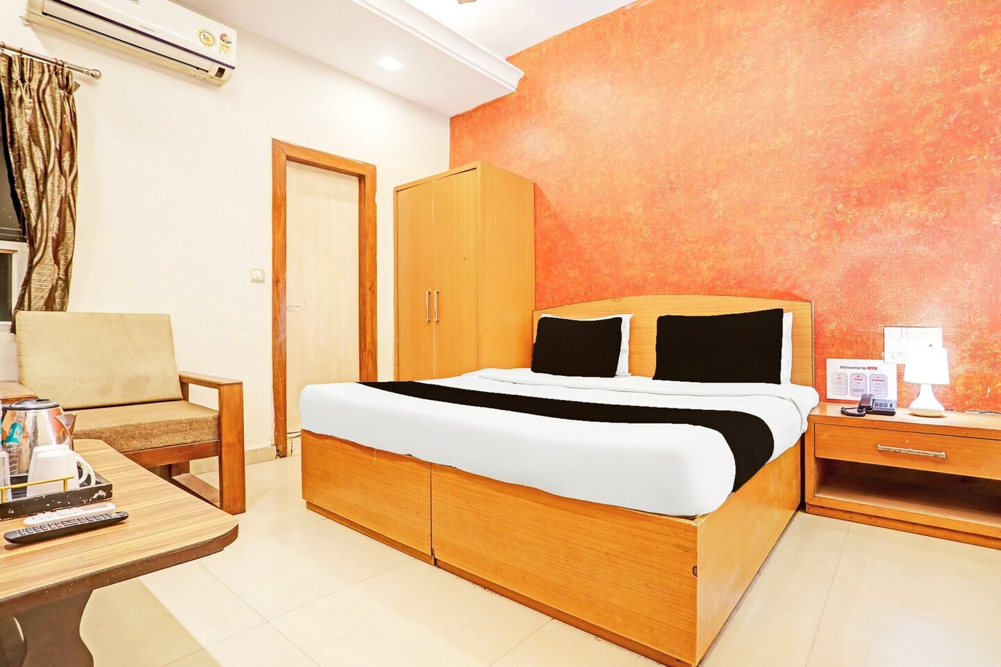 Ground floor: (bedroom(double bed, TV, seating area, seating area, air conditioning, telephone), bathroom(bathtub or shower, shower, washbasin, toilet, Towels incl., shampoo, body soap, hot water), Parking)
