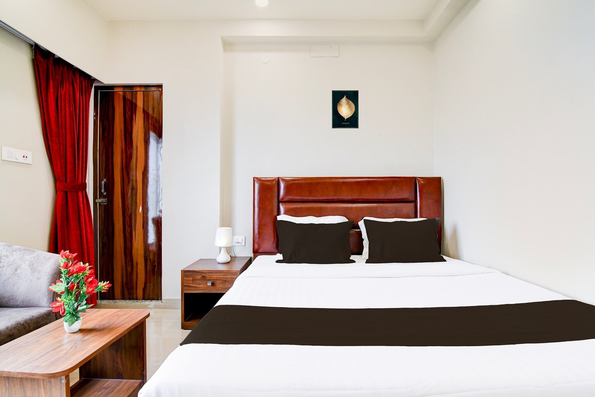 Ground floor: (bedroom(double bed, TV, seating area, seating area, air conditioning, telephone), bathroom(bathtub or shower, shower, washbasin, toilet, Towels incl., shampoo, body soap, hot water), Parking, lift)