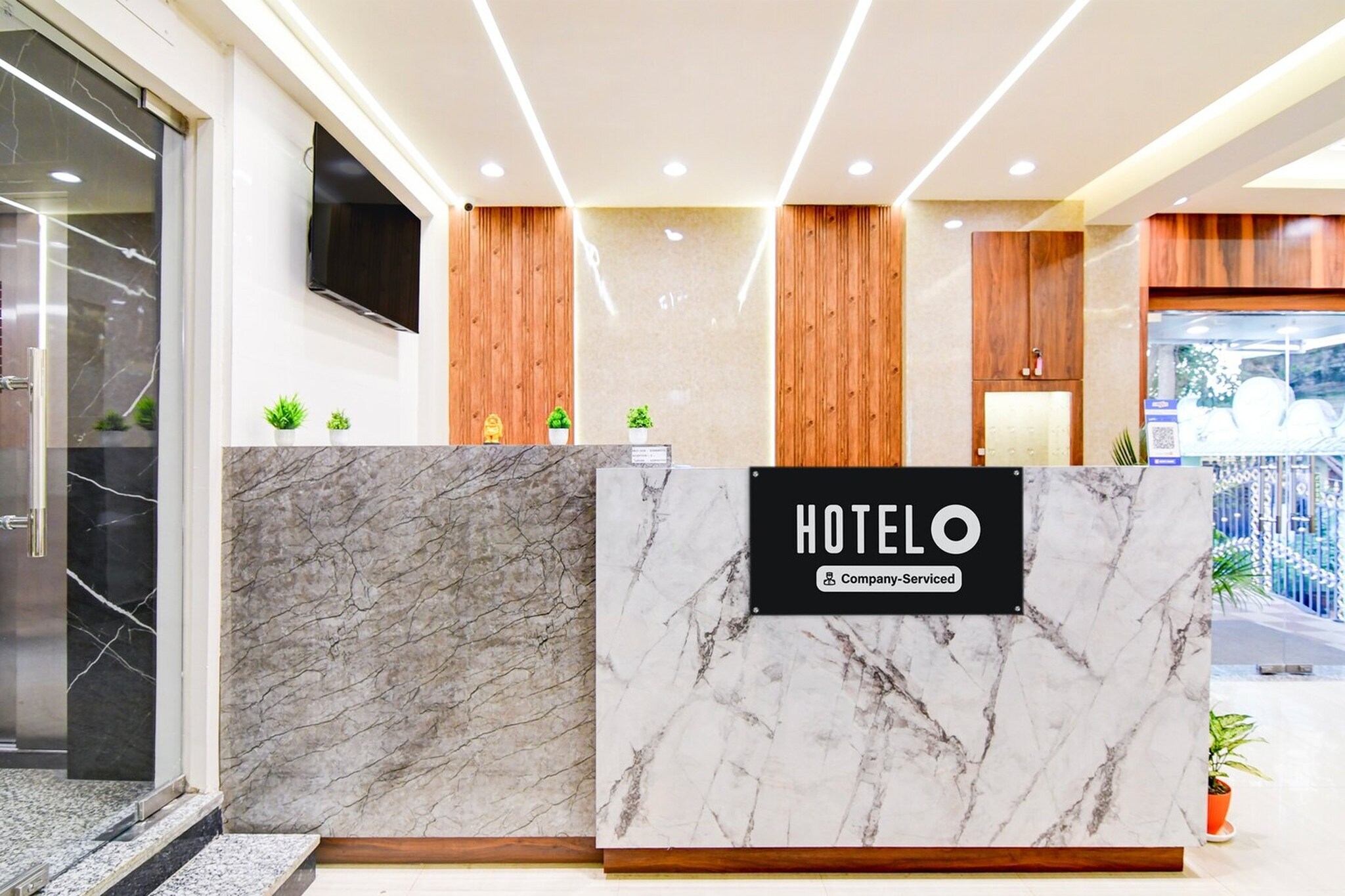 Comfortable Accommodations: Super Hotel O Kaikhali Near Airport in Kolkata offers 4-star comfort with free WiFi throughout the property. Guests enjoy air-conditioned rooms with private bathrooms, work desks, and seating areas.
Convenient Facilities: The hotel features a lift, 24-hour front desk, housekeeping service, family rooms, room service, and luggage storage. Additional amenities include free toiletries, bath or shower, TV, tiled floors, and wardrobes.
Prime Location: Located 1000 metres from Netaji Subhash Chandra Bose International Airport, the hotel is 8 km from Dumdum Metro Station and 12 km from M G Road Metro Station. Nearby attractions include Eden Gardens and Victoria Memorial.
Unmarried couples are warmly welcome at this property.
Guests with local ID proof are warmly welcome.
Early Check-In Policy: A full day’s room rate will be charged for check-ins before 6:00 AM. Complimentary early check-in is available between 6:00 AM and 10:00 AM, subject to room availability.
Check-in is only available to guests aged 18 and above. Please provide a government-issued ID to confirm your age.