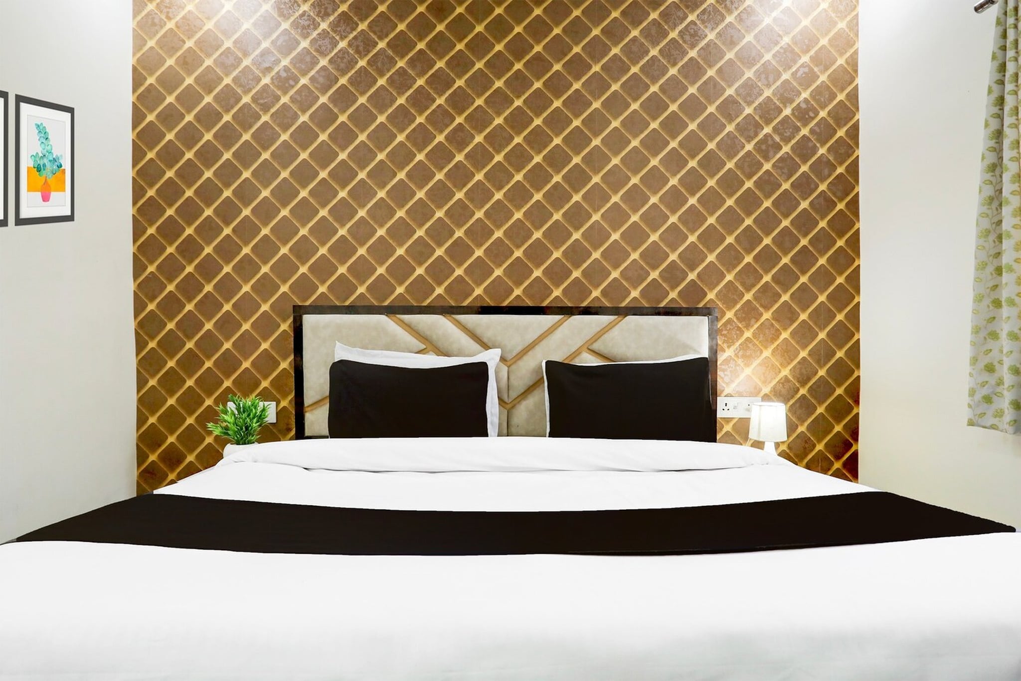 Ground floor: (bedroom(double bed, TV, seating area, air conditioning, Towels incl., telephone), bathroom(bathtub or shower, shower, washbasin, toilet, shampoo, body soap, hot water))