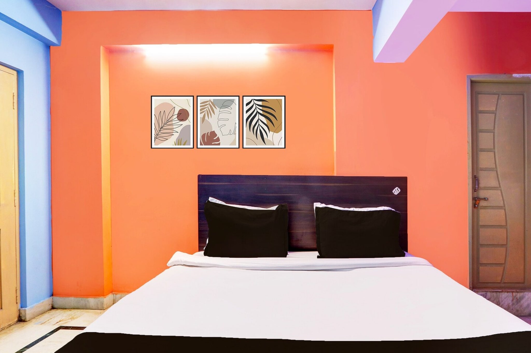 Ground floor: (bedroom(double bed, TV, seating area, seating area, air conditioning, telephone), bathroom(bathtub or shower, shower, washbasin, toilet, Towels incl., shampoo, body soap, hot water), Parking, lift)