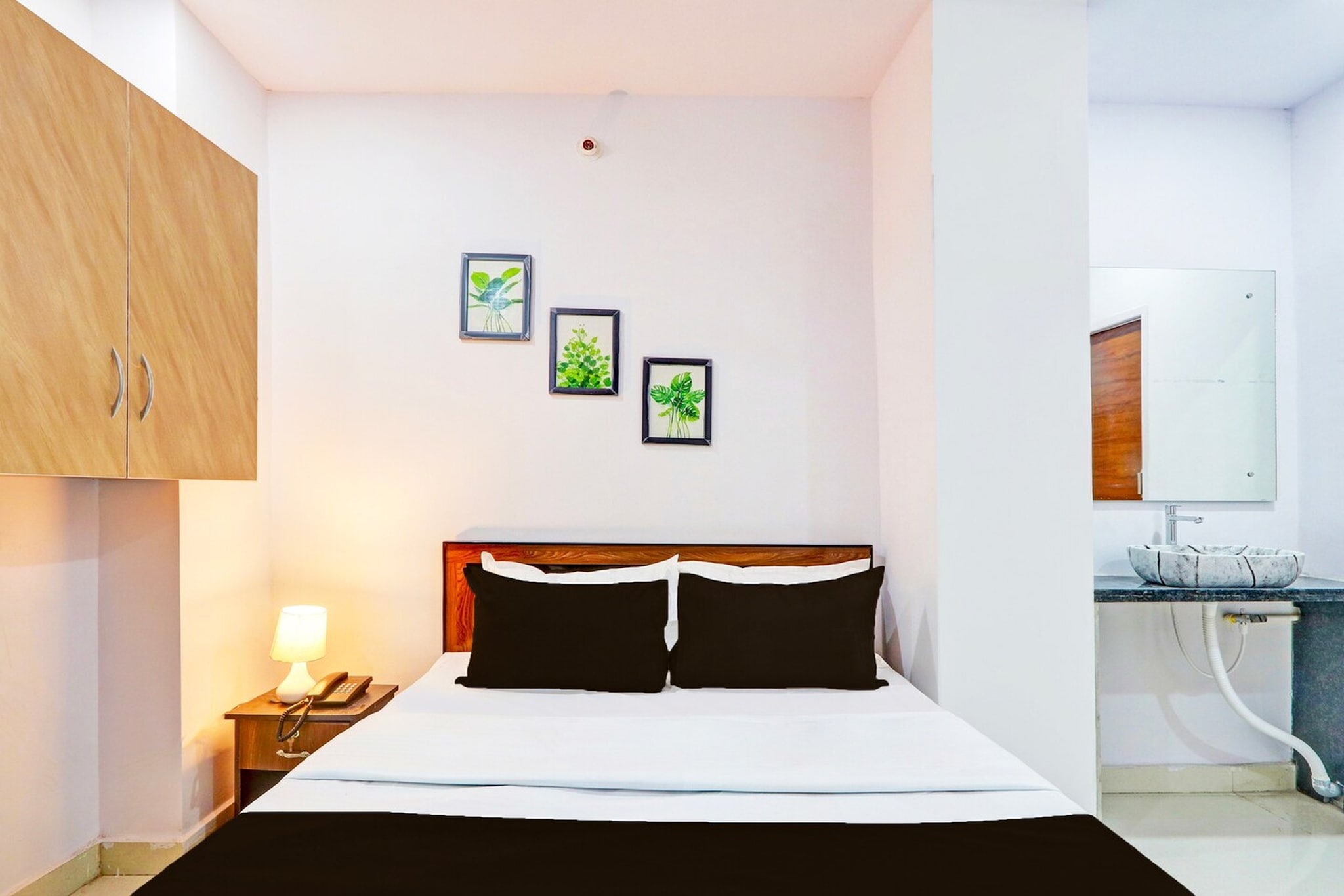 Ground floor: (bedroom(double bed, TV, seating area, seating area, air conditioning, telephone), bathroom(bathtub or shower, shower, washbasin, toilet, Towels incl., shampoo, body soap, hot water), Parking, lift)
