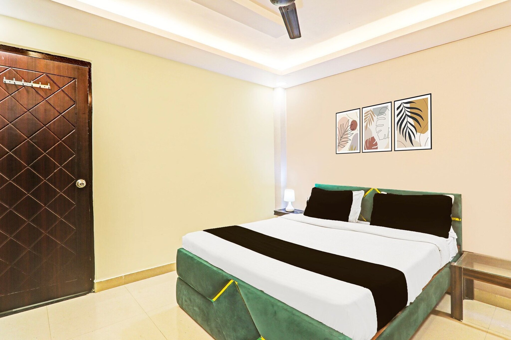 Ground floor: (bedroom(double bed, TV, seating area, seating area, air conditioning, telephone), bathroom(bathtub or shower, shower, washbasin, toilet, Towels incl., shampoo, body soap, hot water), Parking, lift)