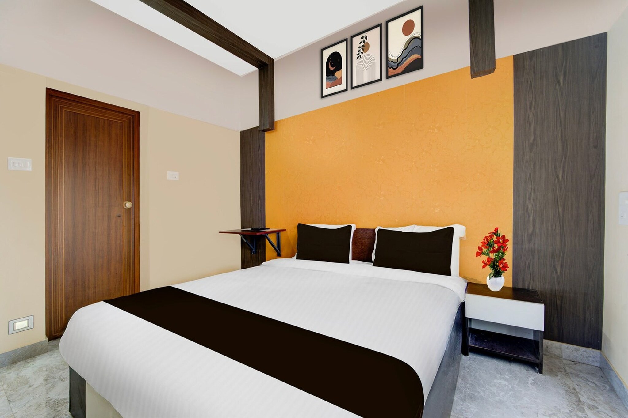 Ground floor: (bedroom(double bed, TV, seating area, air conditioning, Towels incl., telephone), bathroom(bathtub or shower, shower, washbasin, toilet, shampoo, body soap, hot water))