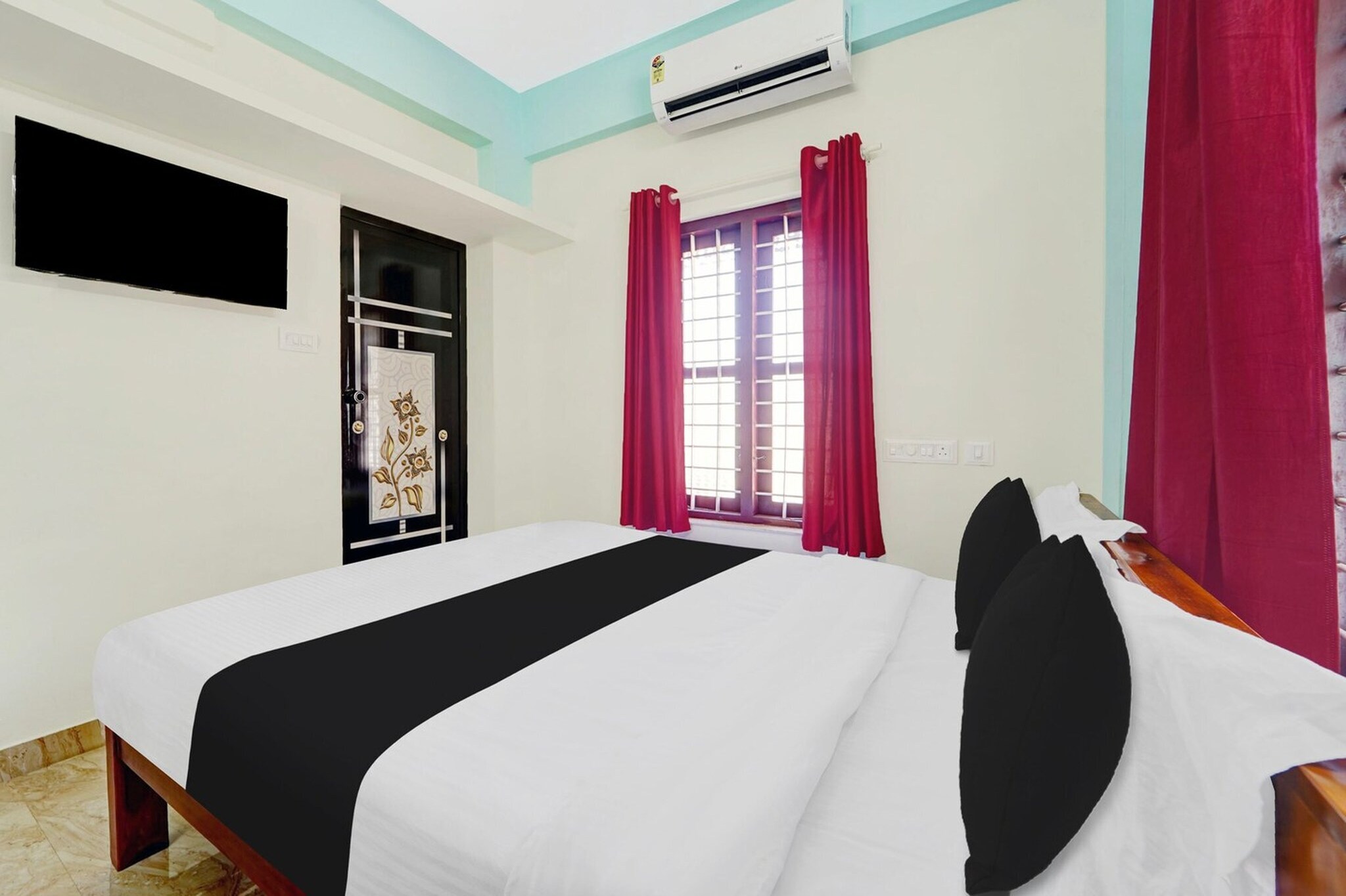 Super Hotel O Kazhakuttam Vadakkumbhagam is located in Kazhakuttam, within 15 km of Sree Padmanabhaswamy Temple and 15 km of Napier Museum. Featuring a shared lounge, the 3-star hotel has air-conditioned rooms with free WiFi, each with a private bathroom. The accommodation provides room service and a 24-hour front desk for guests.

At the hotel, every room is equipped with a desk. All units at Super Hotel O Kazhakuttam Vadakkumbhagam are equipped with a seating area and a flat-screen TV with satellite channels.

Karikkakom Temple is 10 km from the accommodation, while Santhigiri Ashram is 10 km away. Thiruvananthapuram International Airport is 15 km from the property.

Unmarried couples are warmly welcome at this property.              
Guests with local ID proof are warmly welcome.
Early Check-In Policy: A full day’s room rate will be charged for check-ins before 6:00 AM. Complimentary early check-in is available between 6:00 AM and 10:00 AM, subject to room availability.

Check-in is only available to guests aged 18 and above. Please provide a government-issued ID to confirm your age.