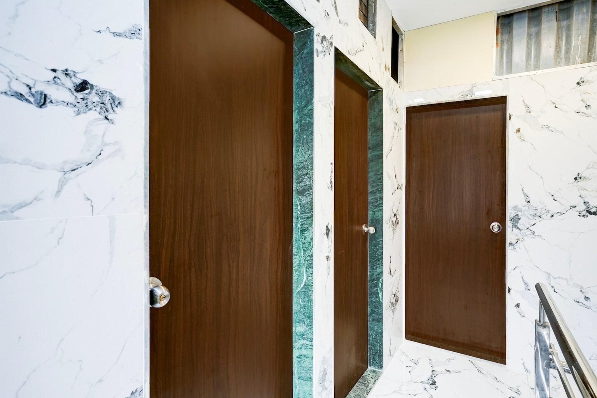 Ground floor: (bedroom(double bed, TV, seating area, seating area, air conditioning, telephone), bathroom(bathtub or shower, shower, washbasin, toilet, Towels incl., shampoo, body soap, hot water), Parking)