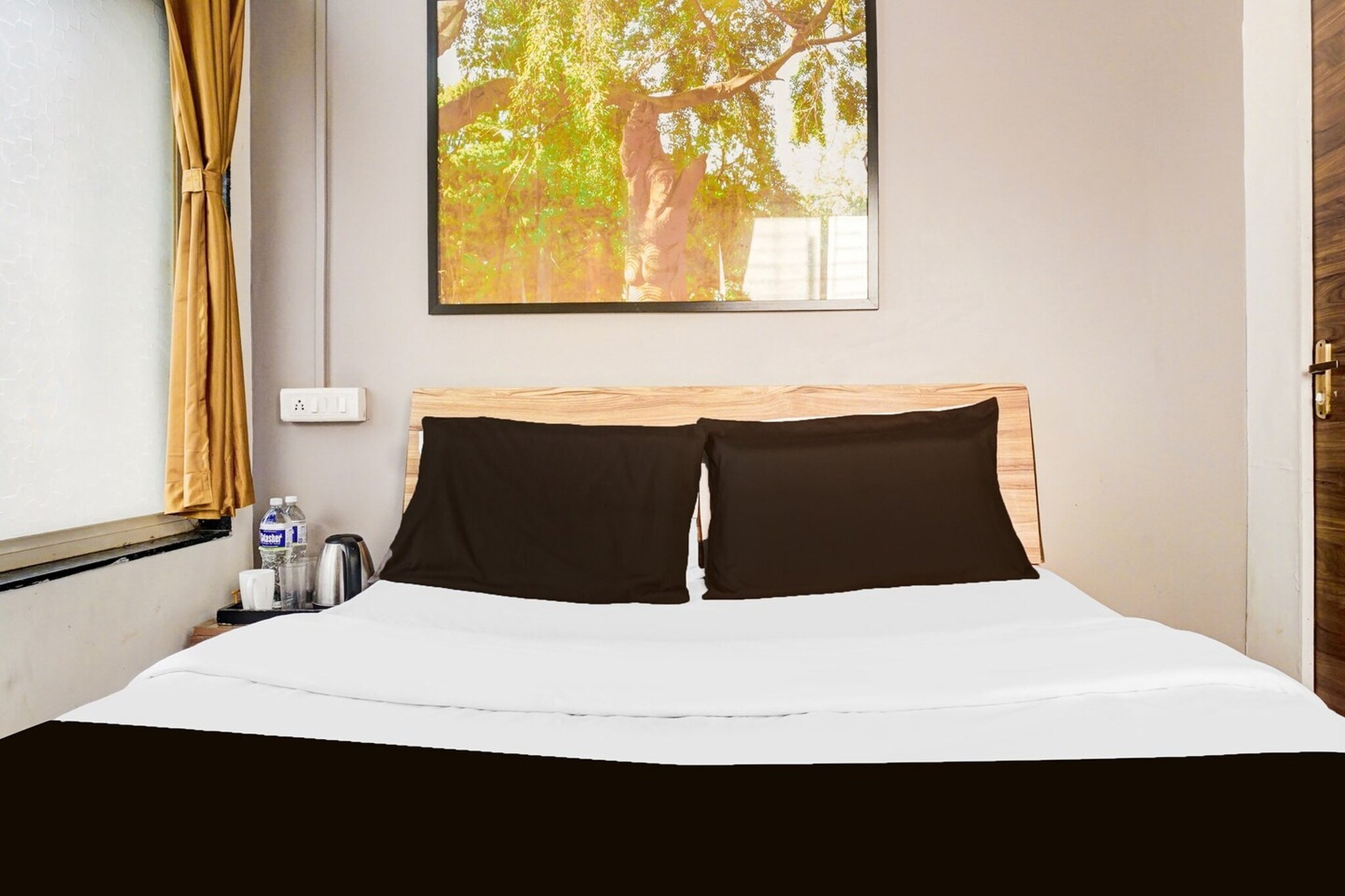 Ground floor: (bedroom(Parking, double bed, TV, seating area, air conditioning, Towels incl., Laundry Package incl., telephone), bathroom(bathtub or shower, shower, washbasin, toilet, shampoo, body soap, hot water))