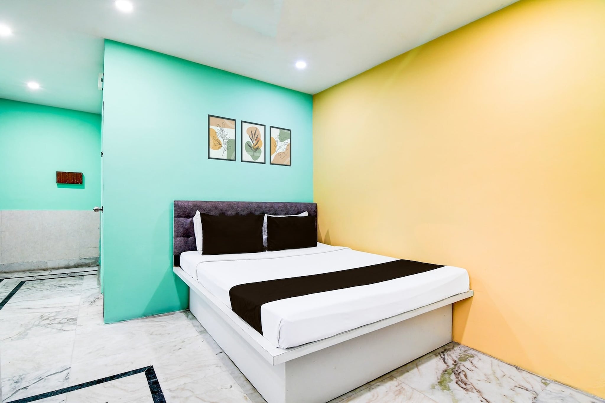 Set within 6 km of Kalighat Kali Temple and 7.2 km of Indian Museum, Super Hotel O Kolkata Near Acropolis Mall Formerly 7 Horse GH offers rooms with air conditioning and a private bathroom in Kolkata. Among the facilities at this property are a shared lounge and room service, along with free WiFi throughout the property. The property is non-smoking and is located 7.3 km from Park Street Metro Station.

The units at the hotel come with a seating area, a flat-screen TV with satellite channels and a private bathroom with free toiletries and a bath or shower. Guest rooms feature a desk.

Languages spoken at the reception include English and Hindi, and guests are invited to request information on the area when needed.

Nandan is 7.7 km from Super Hotel O Kolkata Near Acropolis Mall Formerly 7 Horse GH, while Victoria Memorial is 8.1 km away. Netaji Subhash Chandra Bose International Airport is 19 km from the property.

Unmarried couples are warmly welcome at this property.                 
Guests with local ID proof are warmly welcome.
Early Check-In Policy: A full dayâ€™s room rate will be charged for check-ins before 6:00 AM. Complimentary early check-in is available between 6:00 AM and 10:00 AM, subject to room availability.

Check-in is only available to guests aged 18 and above. Please provide a government-issued ID to confirmÂ yourÂ age.
