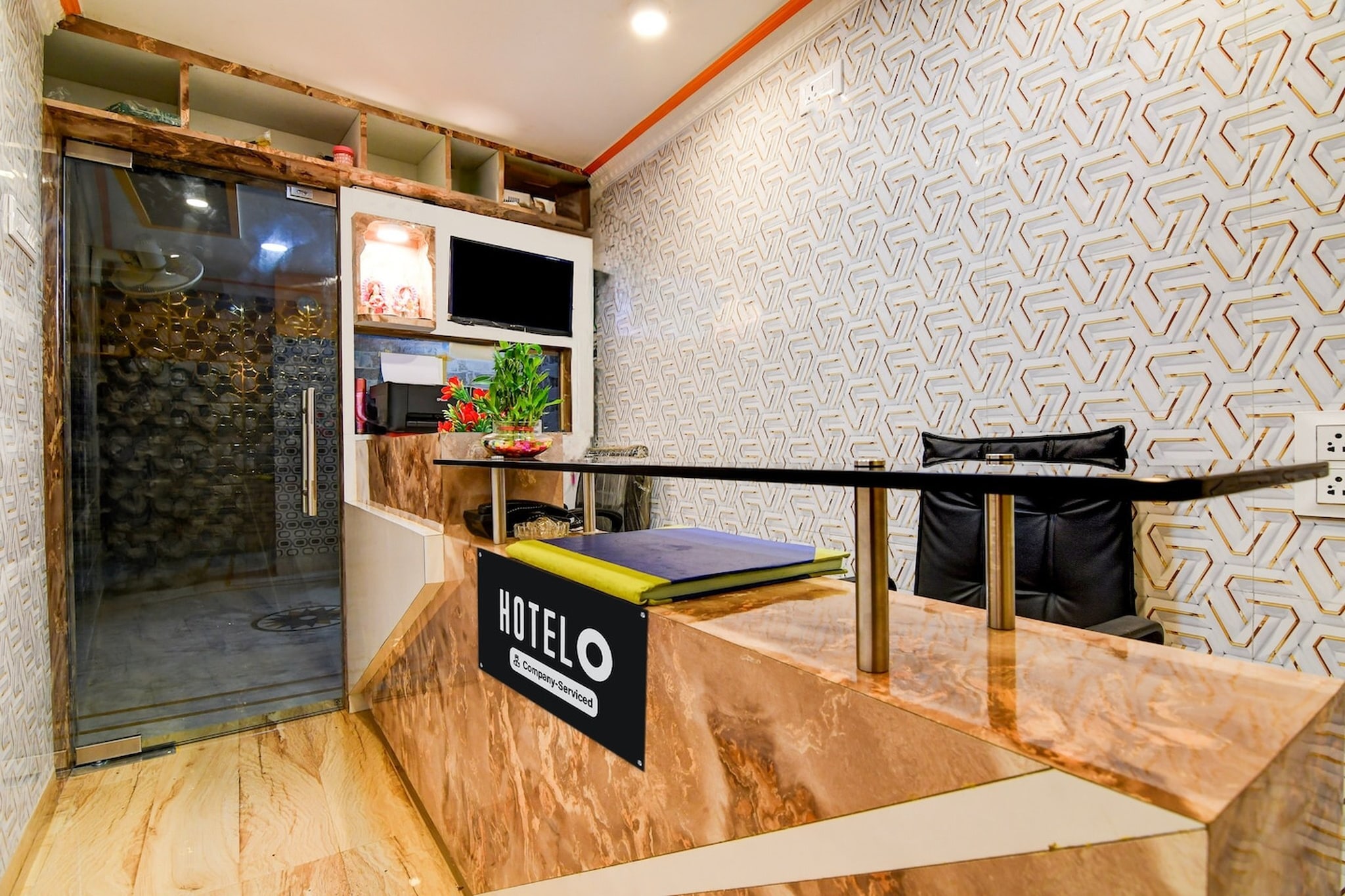 Ground floor: (bedroom(double bed, TV, seating area, seating area, air conditioning, telephone), bathroom(bathtub or shower, shower, washbasin, toilet, Towels incl., shampoo, body soap, hot water), Parking)