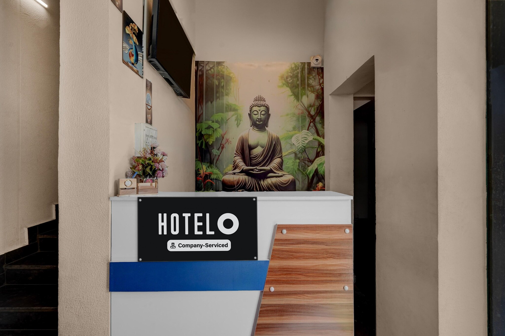 Ground floor: (bedroom(double bed, TV, seating area, air conditioning, Towels incl., telephone), bathroom(bathtub or shower, shower, washbasin, toilet, shampoo, body soap, hot water))