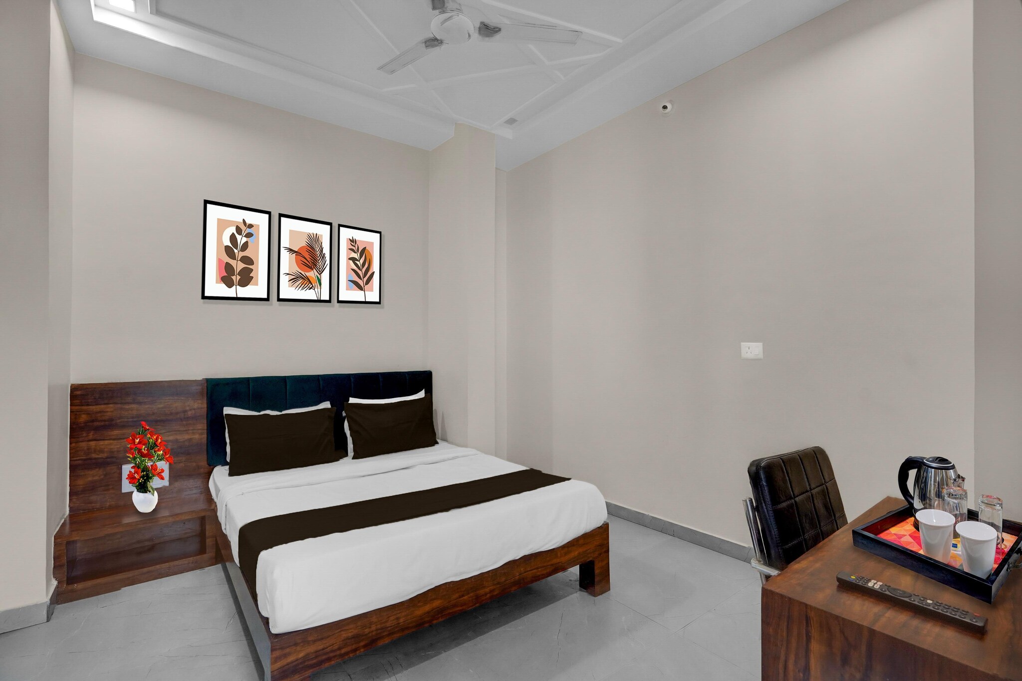 Super Hotel O Kota Near Railway Station Formerly Aagam Inn features rooms in Tīrath near Kota Railway Station and Kota Junction. Featuring a shared lounge, the 2-star hotel has air-conditioned rooms with free WiFi, each with a private bathroom. The accommodation provides room service and a 24-hour front desk for guests.
All units at the hotel are equipped with a seating area, a flat-screen TV with cable channels and a safety deposit box. The rooms include a desk.
Jal Mandir is 5.5 km from Super Hotel O Kota Near Railway Station Formerly Aagam Inn, while Bundi Railway Station is 39 km away.
Unmarried couples are warmly welcome at this property.
Guests with local ID proof are warmly welcome.
Early Check-In Policy: A full day’s room rate will be charged for check-ins before 6:00 AM. Complimentary early check-in is available between 6:00 AM and 10:00 AM, subject to room availability.
Check-in is only available to guests aged 18 and above. Please provide a government-issued ID to confirm your age.