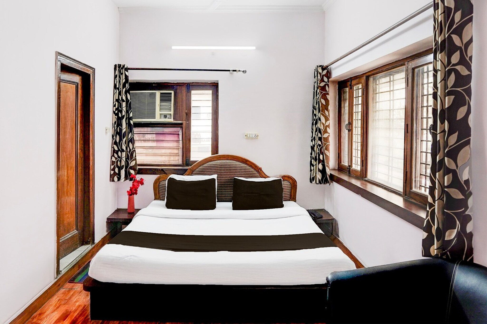 Ground floor: (bedroom(double bed, TV, seating area, seating area, air conditioning, telephone), bathroom(bathtub or shower, shower, washbasin, toilet, Towels incl., shampoo, body soap, hot water), Parking)