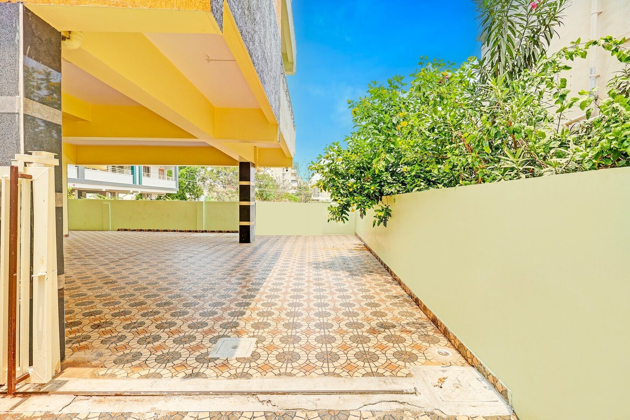 Ground floor: (bedroom(double bed, TV, seating area, seating area, air conditioning, telephone), bathroom(bathtub or shower, shower, washbasin, toilet, Towels incl., shampoo, body soap, hot water), Parking, lift)