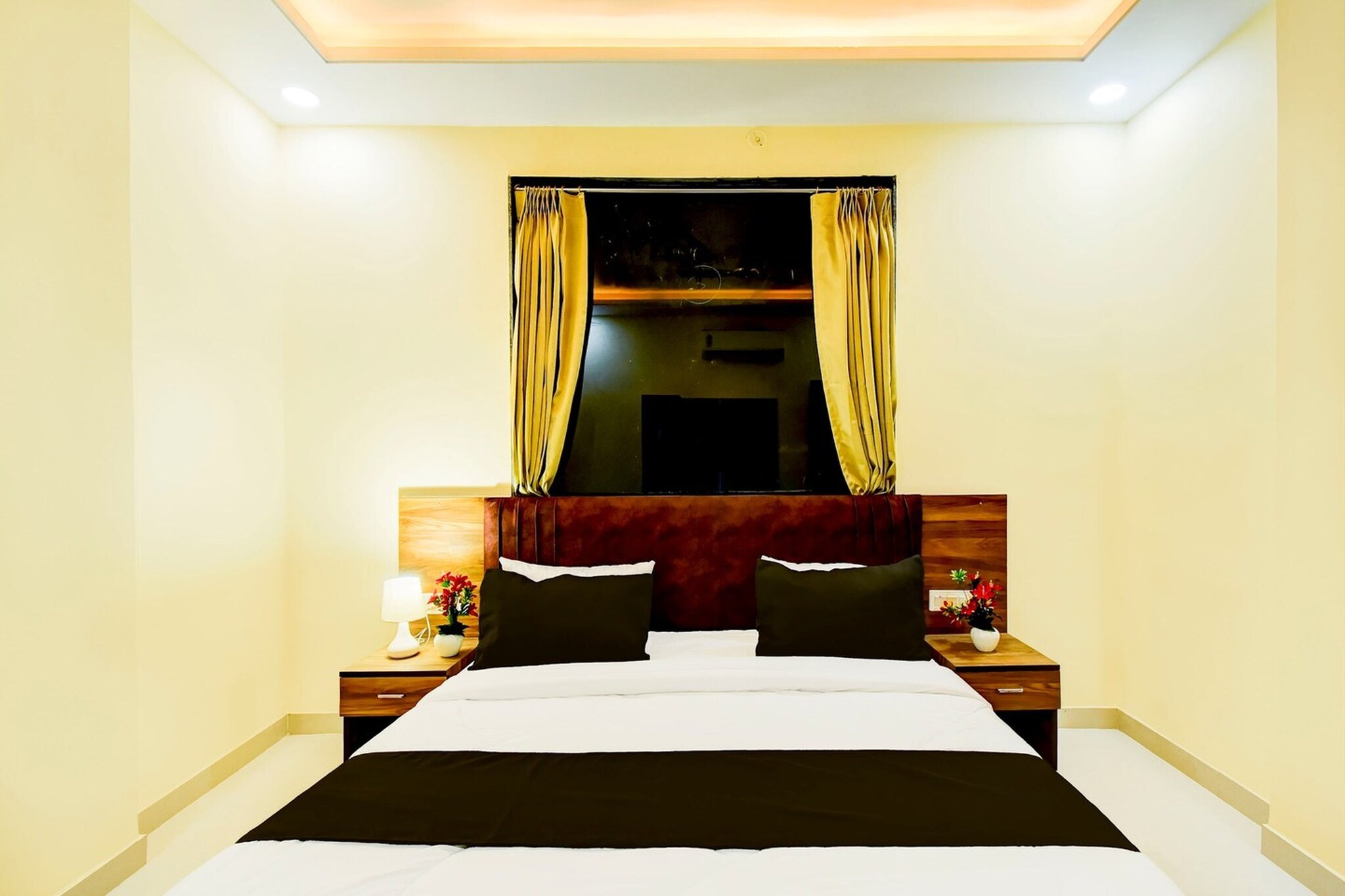 Ground floor: (bedroom(double bed, TV, seating area, seating area, air conditioning, telephone), bathroom(bathtub or shower, shower, washbasin, toilet, Towels incl., shampoo, body soap, hot water), Parking, lift)