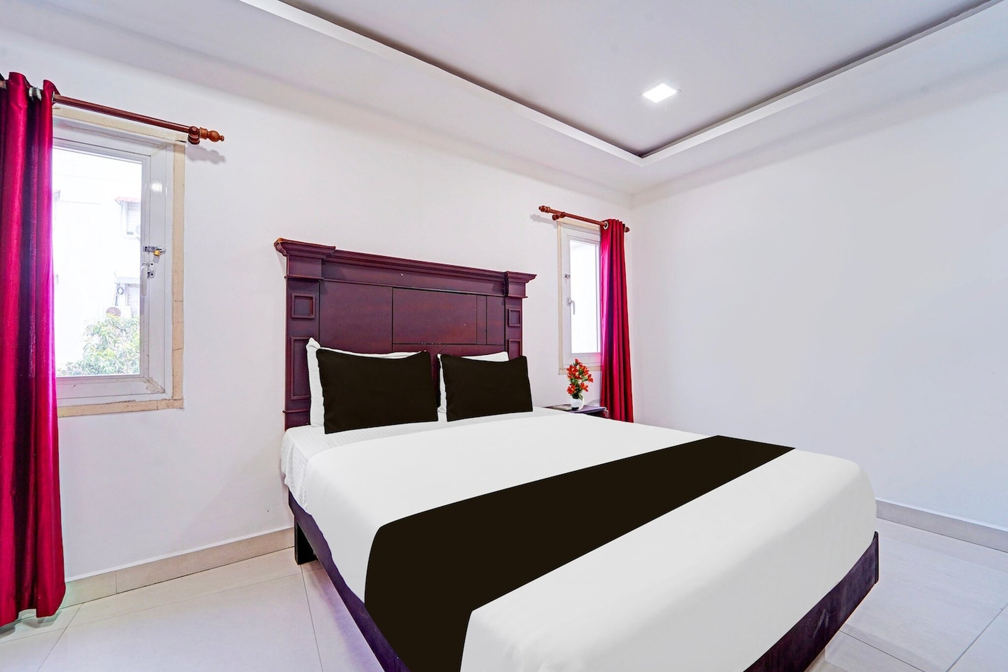 Set within 12 km of Kochi Biennale and 2.5 km of Cochin Shipyard, Super Hotel O Malabar Plaza features rooms with air conditioning and a private bathroom in Cochin. Among the facilities of this property are a restaurant, a shared kitchen and a shared lounge, along with free WiFi throughout the property. The accommodation offers room service, a 24-hour front desk and luggage storage for guests.
All guest rooms at the hotel come with a seating area, a flat-screen TV with satellite channels and a private bathroom with free toiletries and a bath or shower. The rooms feature a desk.
Rajiv Gandhi Indoor Stadium is 500 metres from Super Hotel O Malabar Plaza, while Ernakulam Railway Station is 1.7 km from the property. Cochin International Airport is 28 km away.
Unmarried couples are warmly welcome at this property.
Guests with local ID proof are warmly welcome.
Early Check-In Policy: A full day’s room rate will be charged for check-ins before 6:00 AM. Complimentary early check-in is available between 6:00 AM and 10:00 AM, subject to room availability.
Check-in is only available to guests aged 18 and above. Please provide a government-issued ID to confirm your age.