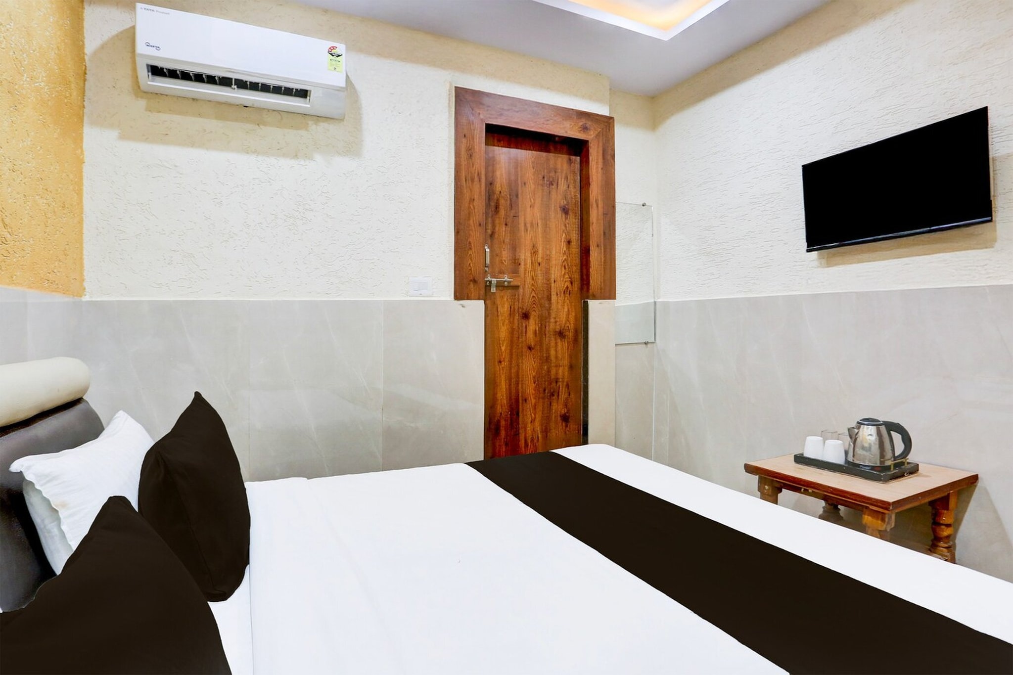 Set within 4.9 km of Gwalior Railway Station and 6.5 km of Jai Vilas Palace, Super Hotel O Mall Road Gwalior formerly Rama inn offers rooms with air conditioning and a private bathroom in Gwalior. With free WiFi, this 3-star hotel offers room service and a 24-hour front desk. The hotel features family rooms.
At the hotel, all rooms are equipped with a desk, a TV and a private bathroom. At Super Hotel O Mall Road Gwalior formerly Rama inn, all rooms are fitted with a seating area.
Sasbahu Temple is 11 km from the accommodation, while Teli Ka Mandir is 11 km away. Gwalior Airport is 18 km from the property.
Unmarried couples are warmly welcome at this property.
Guests with local ID proof are warmly welcome.
Apologies, but we are currently unable to host foreign nationals at this property.
Early Check-In Policy: A full day’s room rate will be charged for check-ins before 6:00 AM. Complimentary early check-in is available between 6:00 AM and 10:00 AM, subject to room availability.
Check-in is only available to guests aged 18 and above. Please provide a government-issued ID to confirm your age.