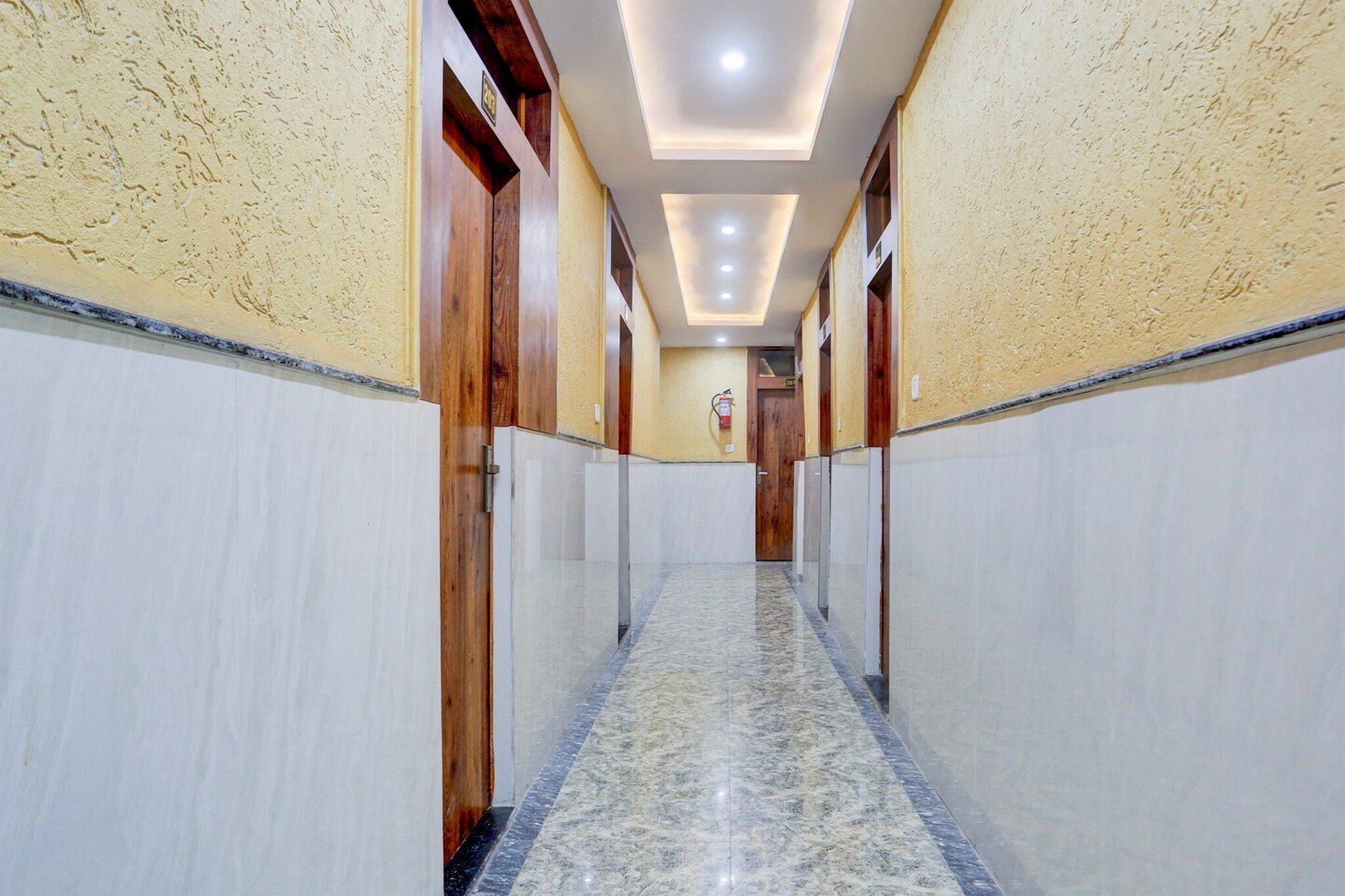 Ground floor: (bedroom(double bed, TV, seating area, seating area, air conditioning, telephone), bathroom(bathtub or shower, shower, washbasin, toilet, Towels incl., shampoo, body soap, hot water), Parking)