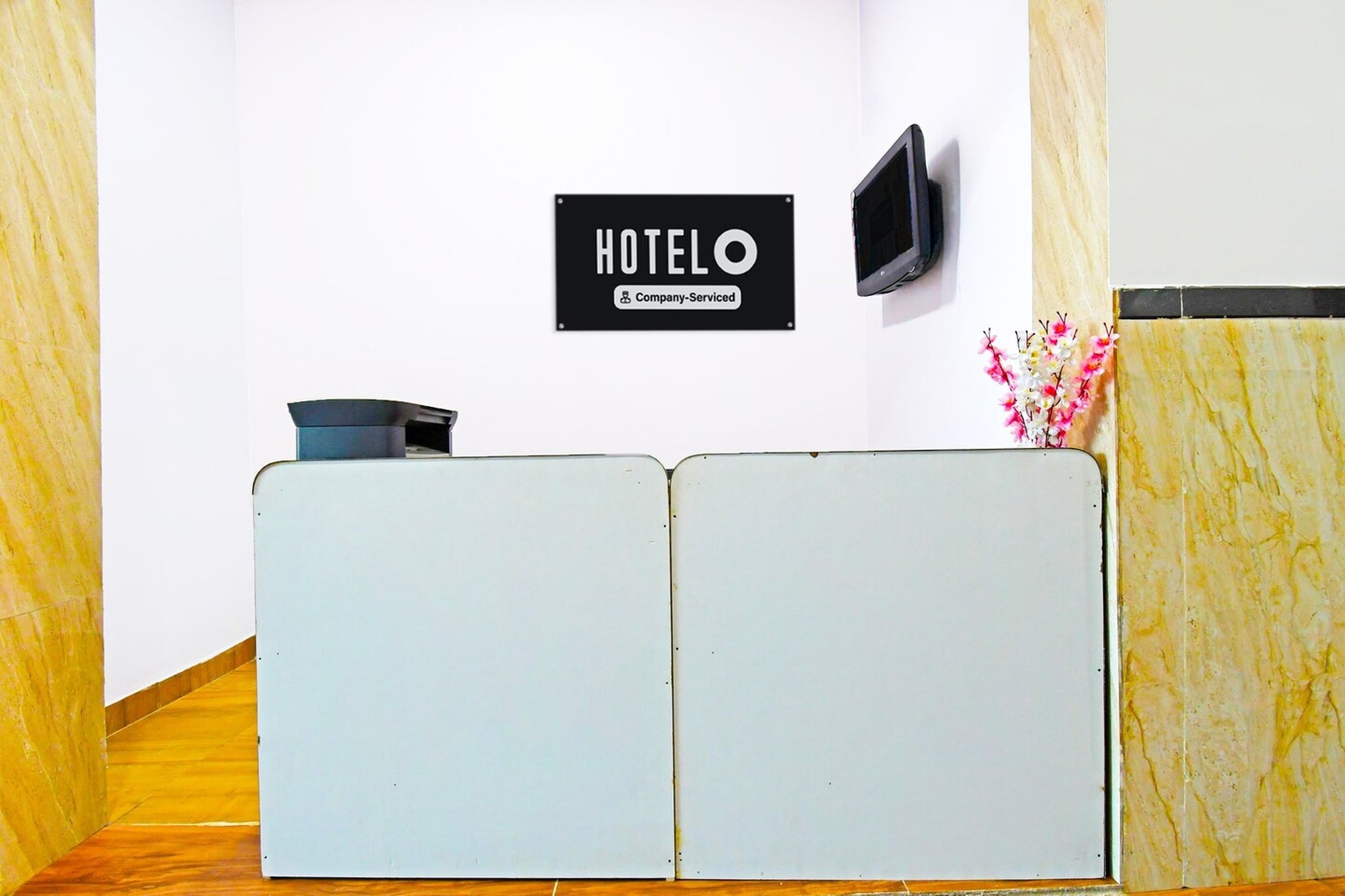 Ground floor: (bedroom(double bed, TV, seating area, air conditioning, Towels incl., telephone), bathroom(bathtub or shower, shower, washbasin, toilet, shampoo, body soap, hot water))