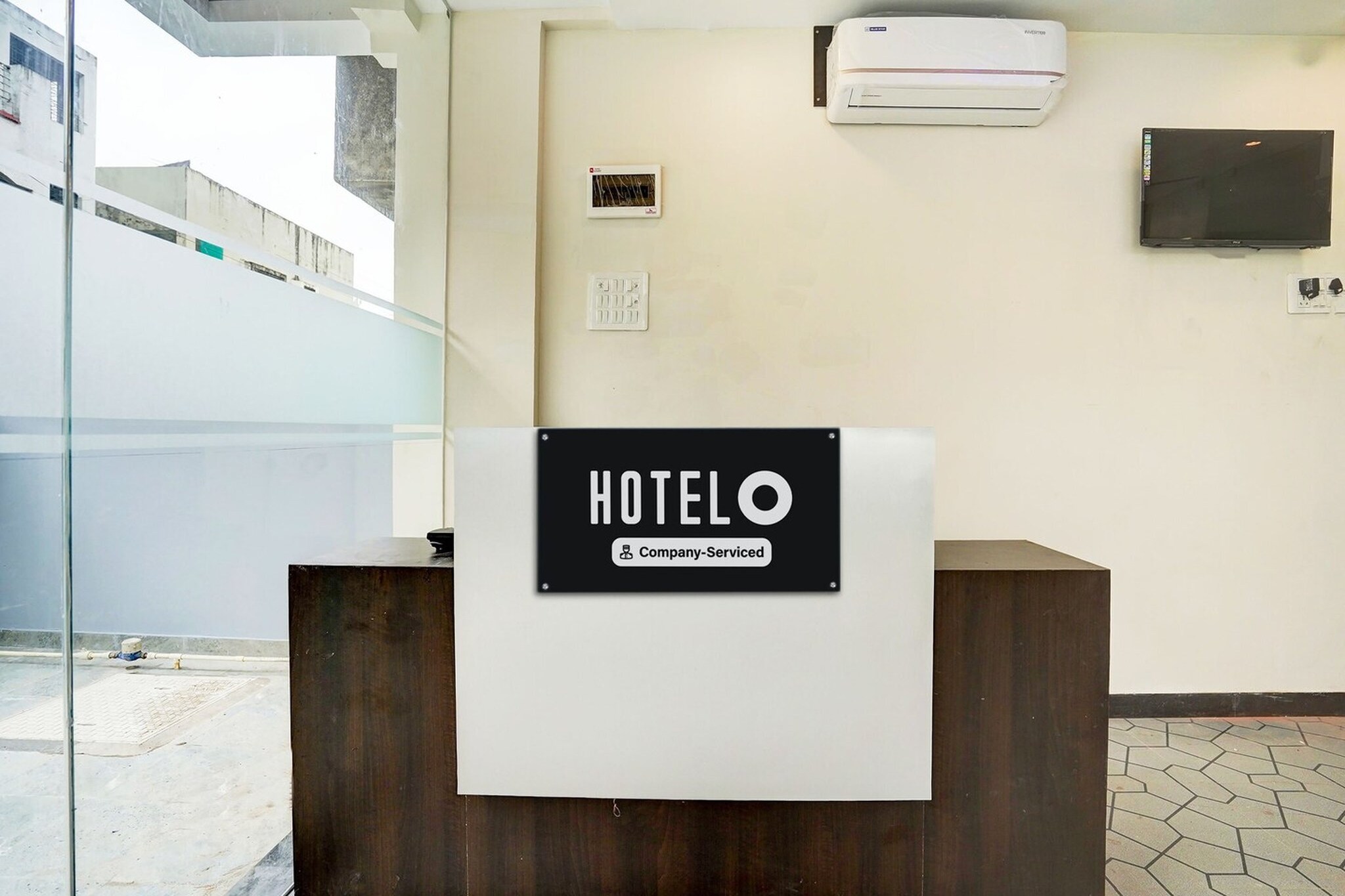 Ground floor: (bedroom(double bed, TV, seating area, seating area, air conditioning, telephone), bathroom(bathtub or shower, shower, washbasin, toilet, Towels incl., shampoo, body soap, hot water), Parking, lift)