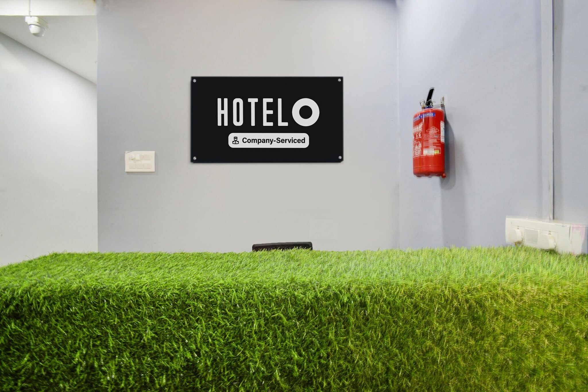 Ground floor: (bedroom(double bed, TV, seating area, electric kettle, air conditioning, Towels incl., telephone), bathroom(bathtub or shower, shower, washbasin, toilet, shampoo, body soap, hot water), Parking, lift)