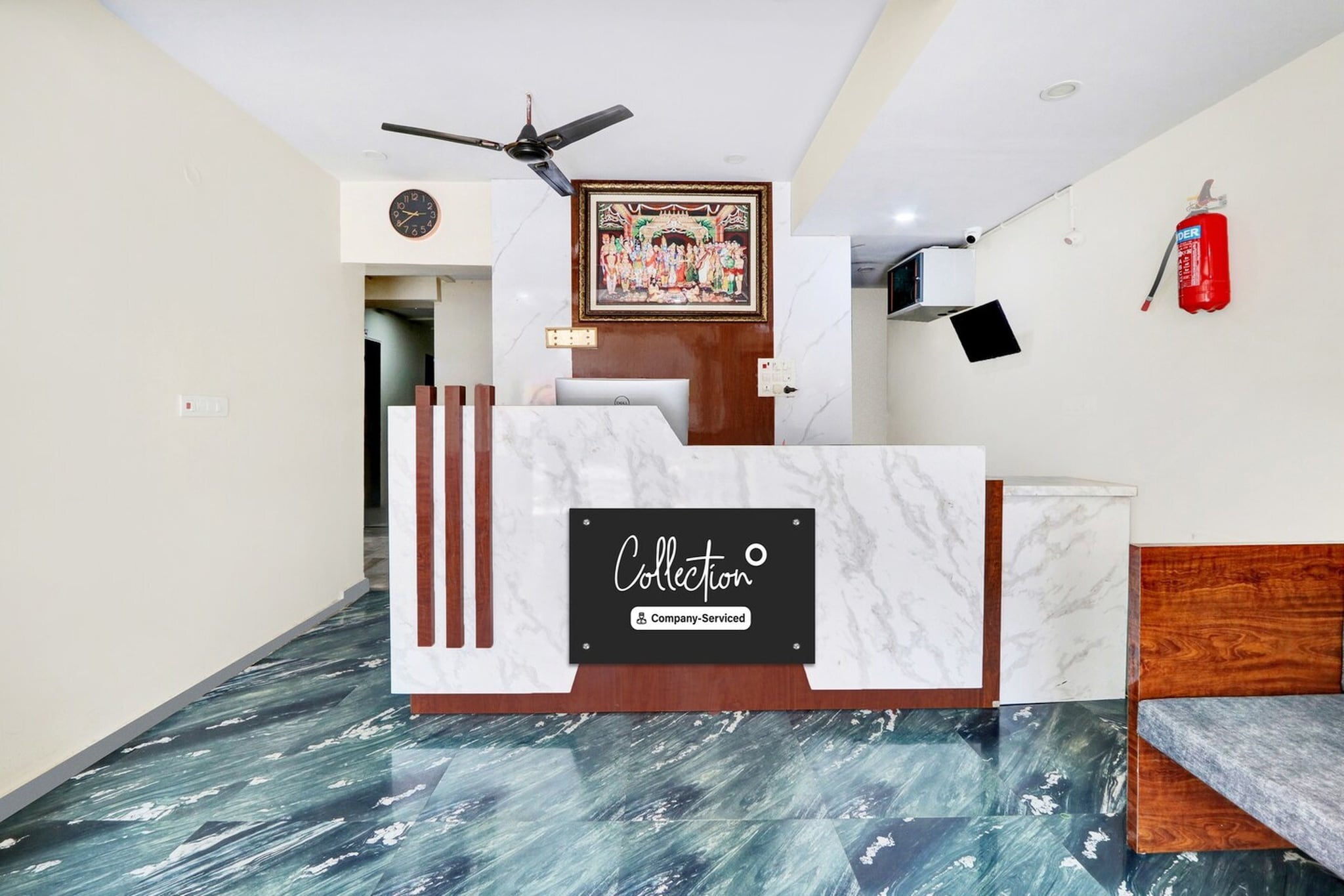 Ground floor: (bedroom(double bed, TV, seating area, air conditioning, Towels incl., telephone), bathroom(bathtub or shower, shower, washbasin, toilet, shampoo, body soap, hot water), Parking, lift)