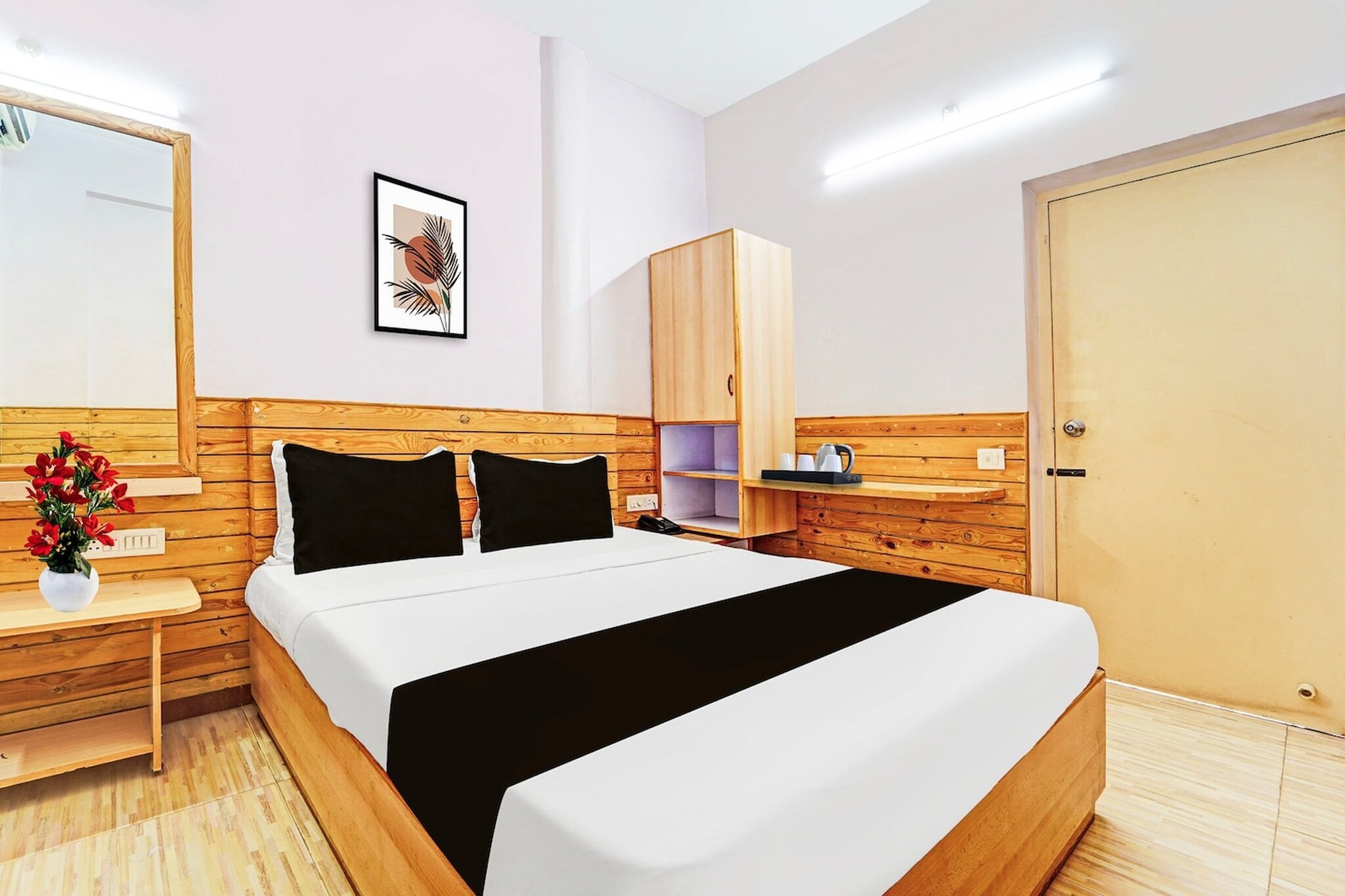 Located in Nāmakkal, Tamil Nadu region, Super Hotel O Namakkal is set 34 km from Kolli Hills. With a shared lounge, the 3-star hotel has air-conditioned rooms with free WiFi, each with a private bathroom. The accommodation provides room service and a 24-hour front desk for guests.

At the hotel, every room has a desk. All units at Super Hotel O Namakkal are equipped with a seating area and a flat-screen TV with satellite channels.

Salem Airport is 69 km away.

Unmarried couples are warmly welcome at this property.
Guests with local ID proof are warmly welcome.
Early Check-In Policy: A full day’s room rate will be charged for check-ins before 6:00 AM. Complimentary early check-in is available between 6:00 AM and 10:00 AM, subject to room availability.

Check-in is only available to guests aged 18 and above. Please provide a government-issued ID to confirm your age.

