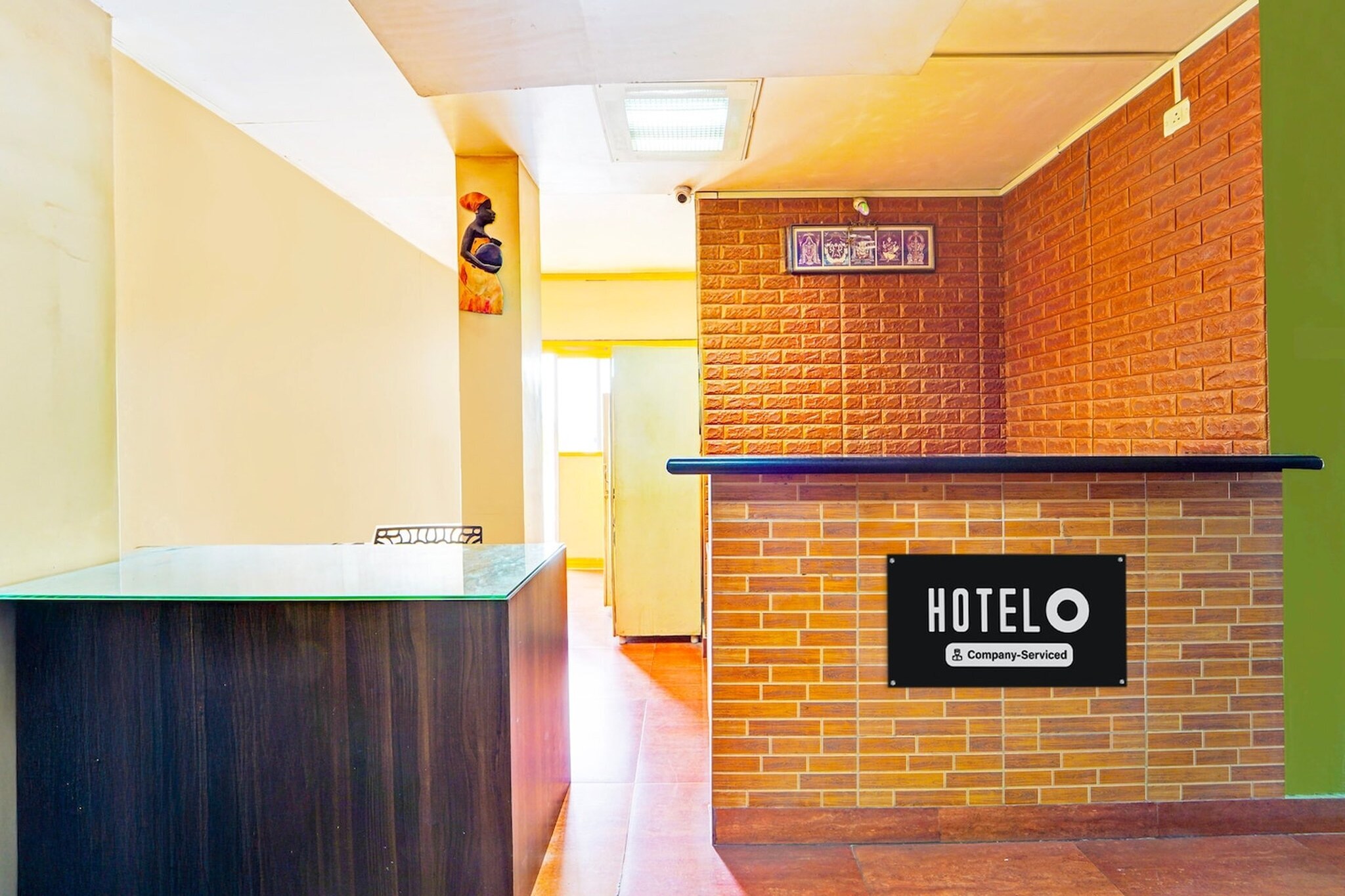Ground floor: (bedroom(double bed, TV, seating area, air conditioning, Towels incl., telephone), bathroom(bathtub or shower, shower, washbasin, toilet, shampoo, body soap, hot water), Parking)