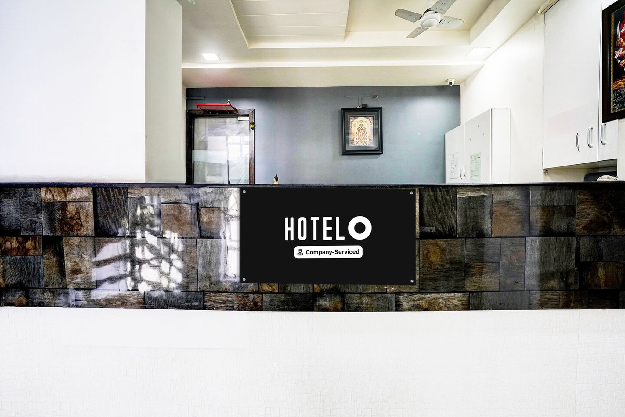 Ground floor: (bedroom(double bed, TV, seating area, air conditioning, Towels incl., telephone), bathroom(bathtub or shower, shower, washbasin, toilet, shampoo, body soap, hot water), lift)